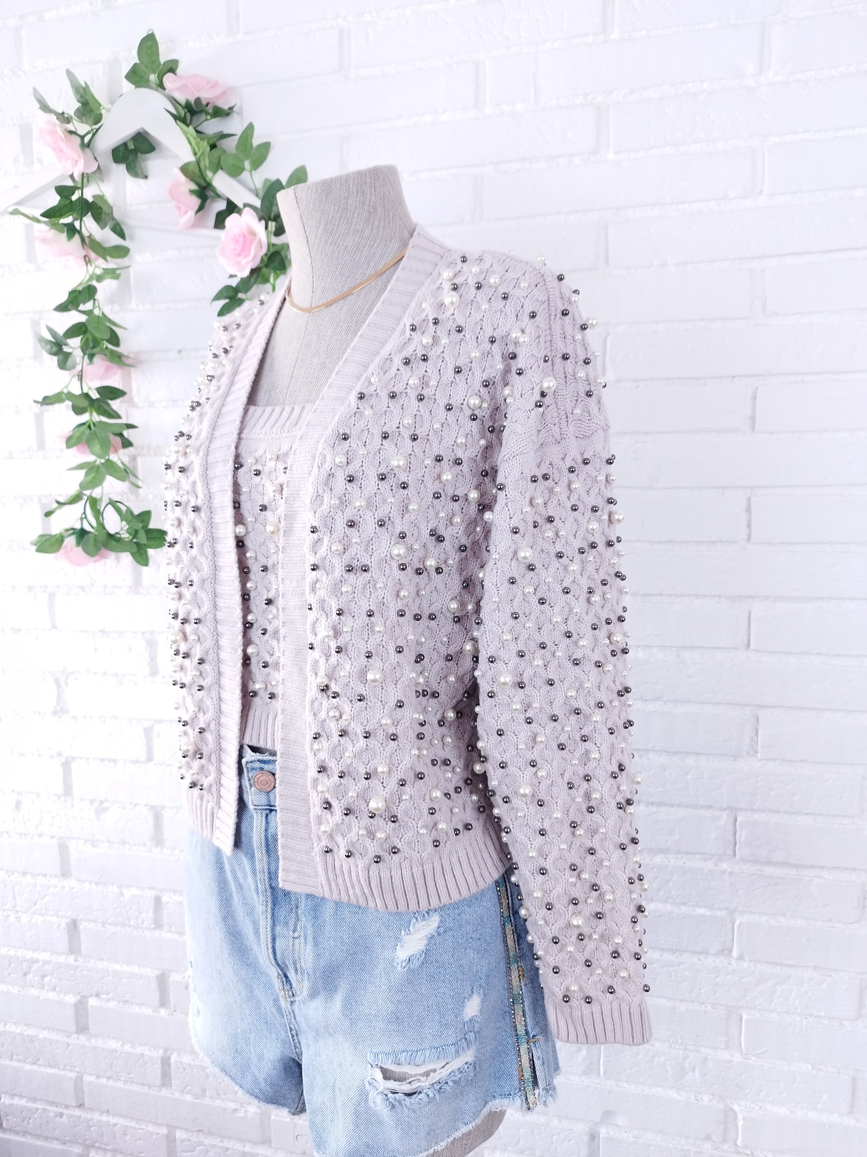 Kombiniert mit ZARA-Cardigan + Top-Punto Trenzado con Perlas