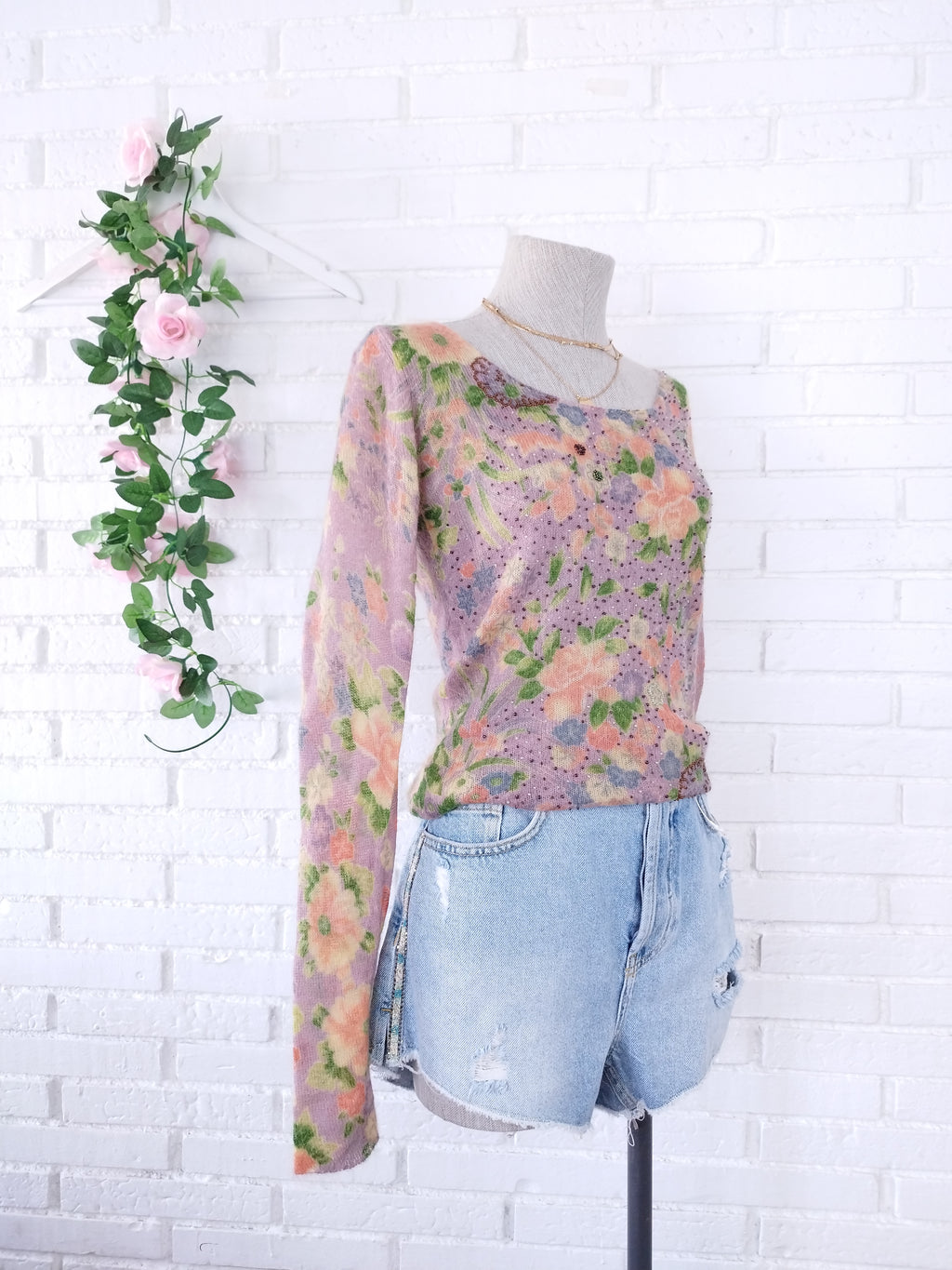 Vintage Mohairpullover mit Blumenmuster aus den 90er-Jahren – Schurwolle, V-Ausschnitt, taillierter Schnitt &amp; exzellenter Zustand