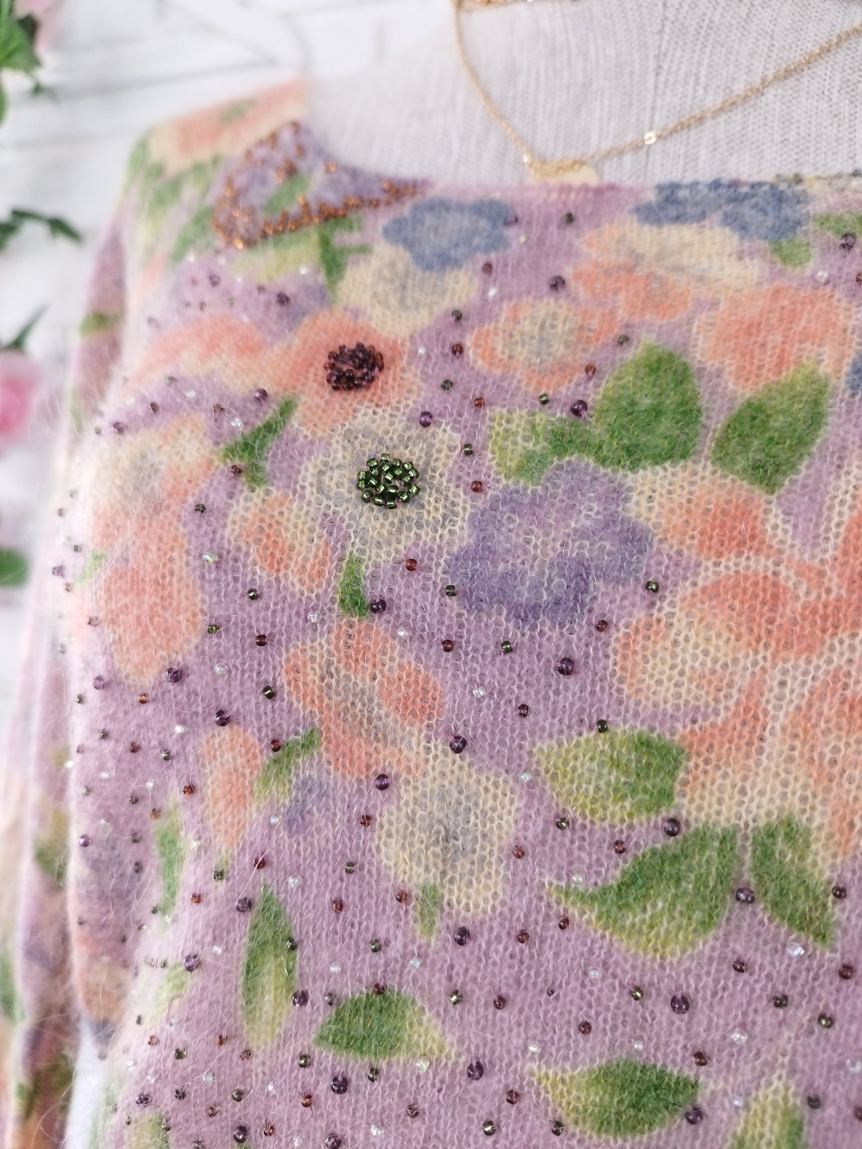 Vintage Mohairpullover mit Blumenmuster aus den 90er-Jahren – Schurwolle, V-Ausschnitt, taillierter Schnitt &amp; exzellenter Zustand