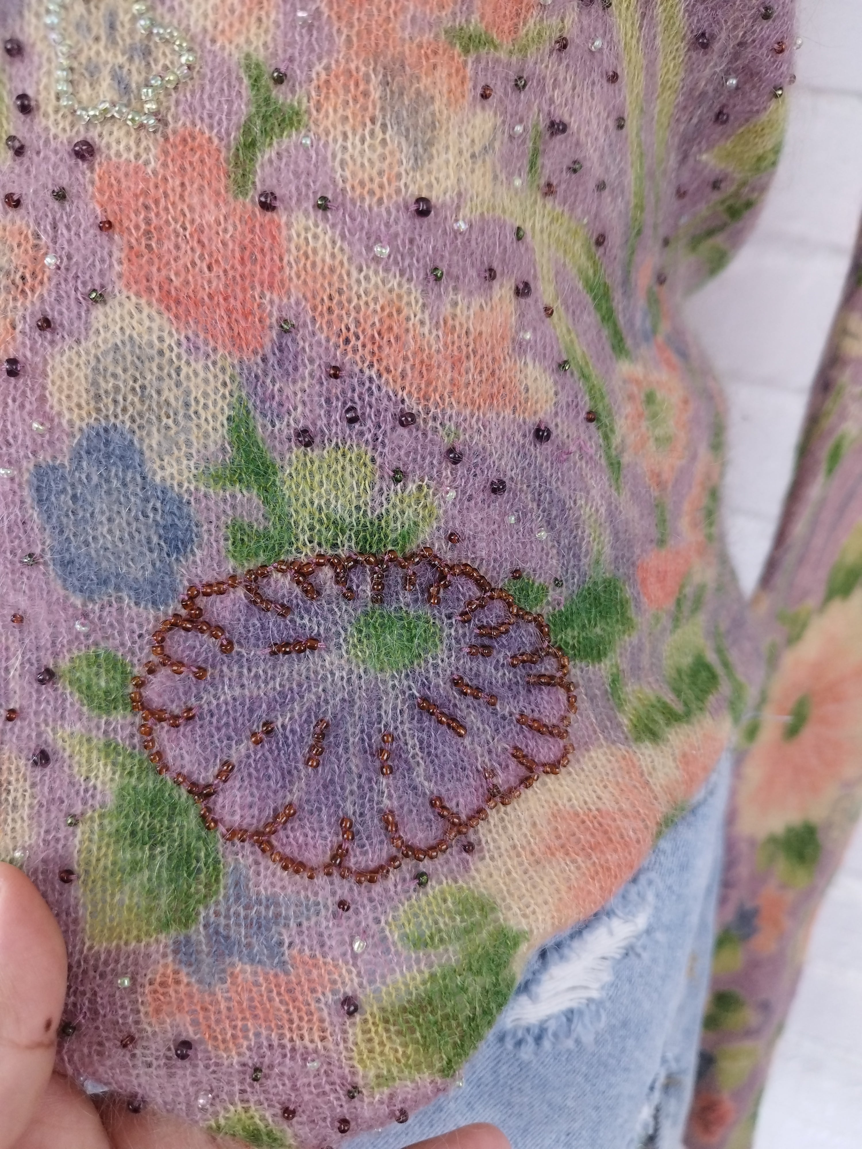 Vintage Mohairpullover mit Blumenmuster aus den 90er-Jahren – Schurwolle, V-Ausschnitt, taillierter Schnitt &amp; exzellenter Zustand