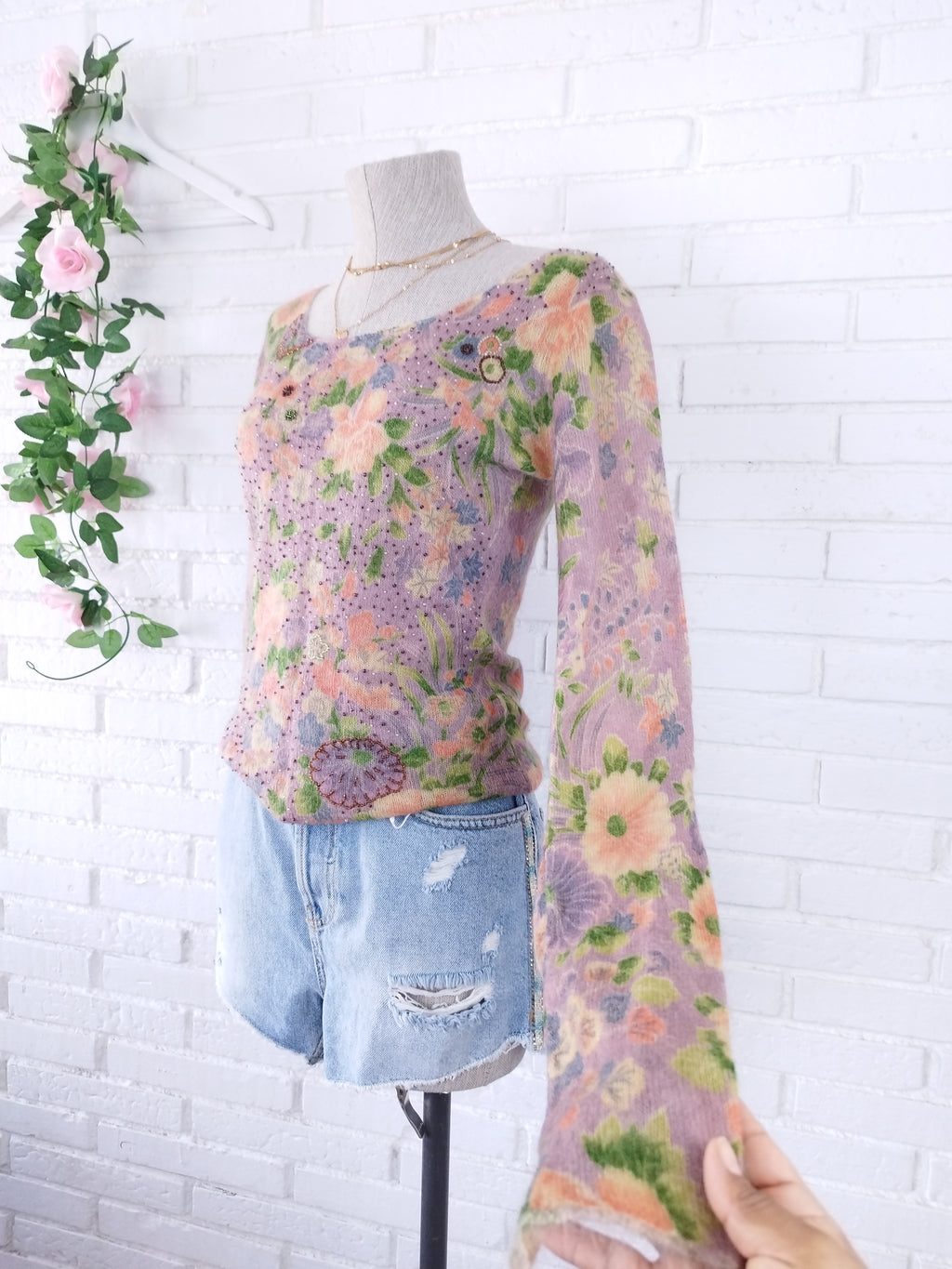 Vintage Mohairpullover mit Blumenmuster aus den 90er-Jahren – Schurwolle, V-Ausschnitt, taillierter Schnitt &amp; exzellenter Zustand
