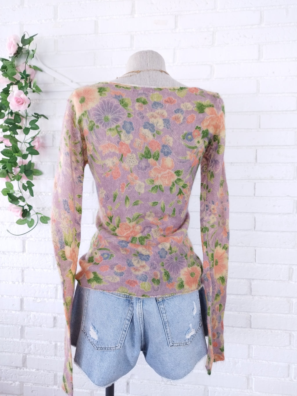 Vintage Mohairpullover mit Blumenmuster aus den 90er-Jahren – Schurwolle, V-Ausschnitt, taillierter Schnitt &amp; exzellenter Zustand