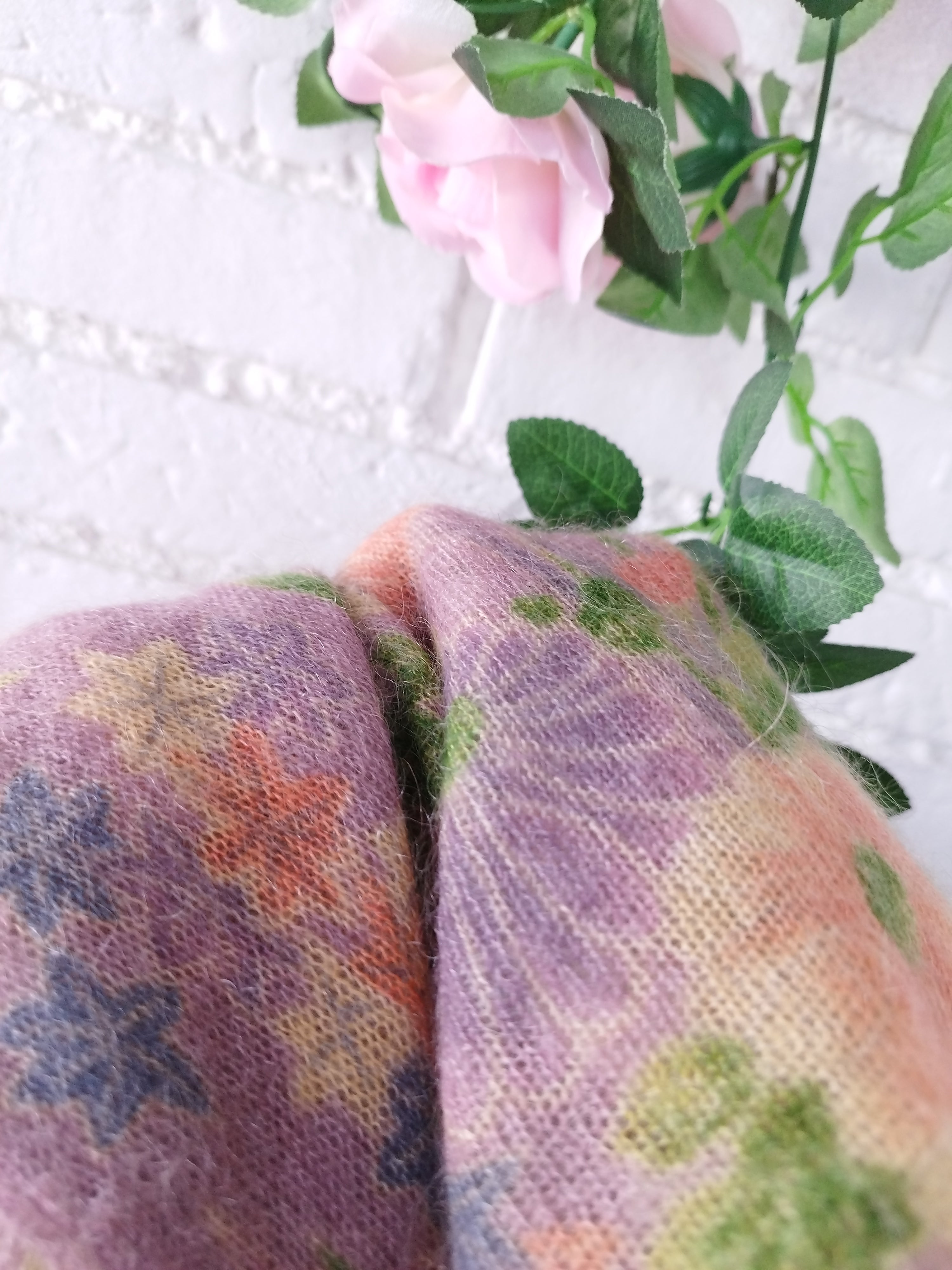 Vintage Mohairpullover mit Blumenmuster aus den 90er-Jahren – Schurwolle, V-Ausschnitt, taillierter Schnitt &amp; exzellenter Zustand