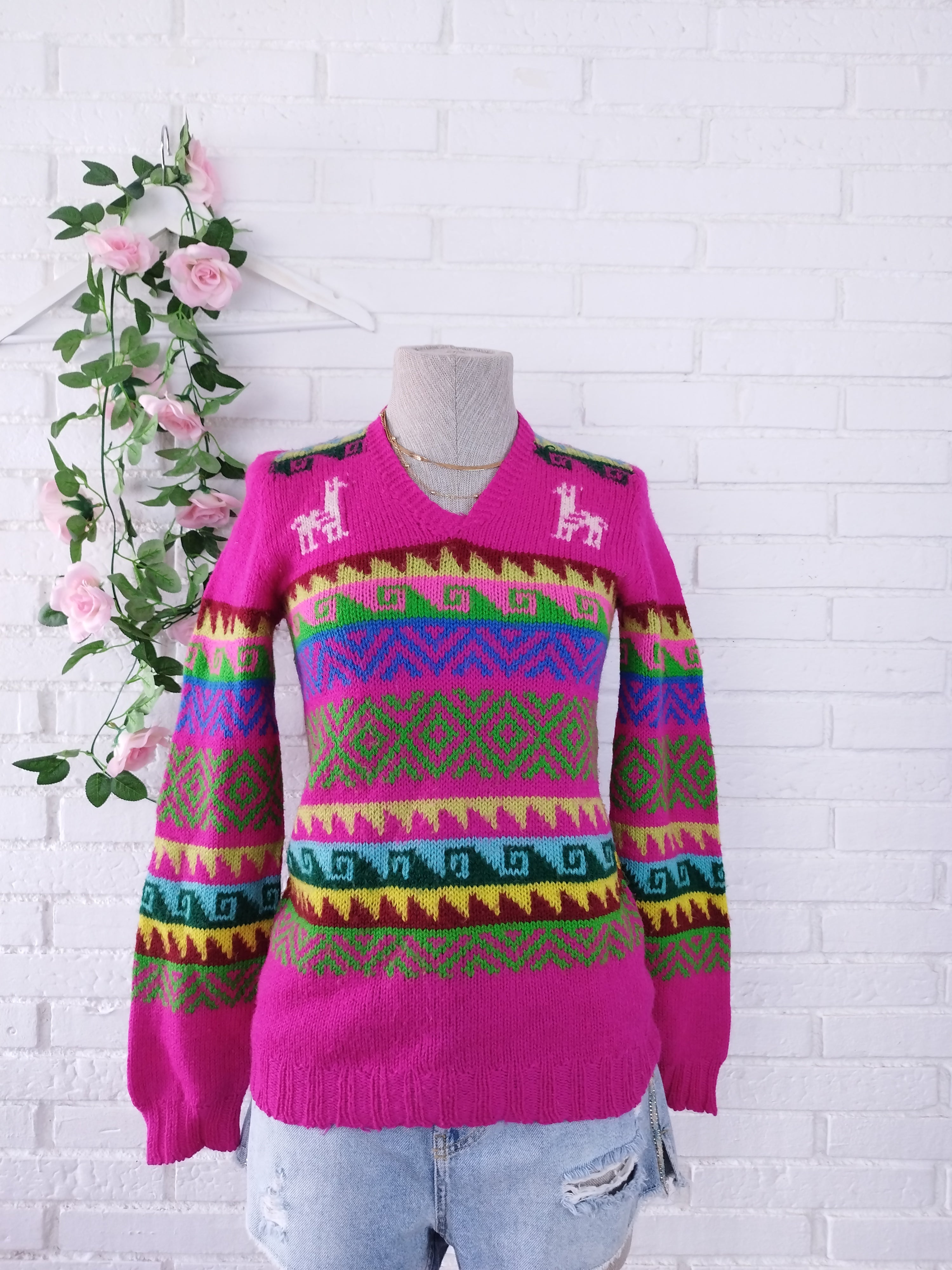 Vintage-Pullover aus den 90er-Jahren im Anden-Jacquard-Stil – Fuchsiafarbener Grundton, Lama- und Inka-Motive, V-Ausschnitt