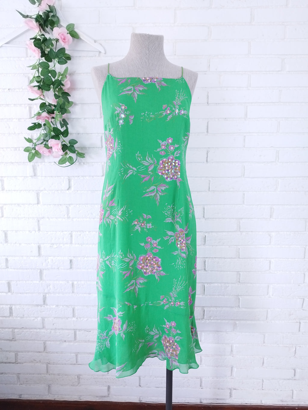 Vintage-Slipkleid aus den 90ern – grünes Blumenmuster, rosafarbene Pailletten &amp; lockere Passform
