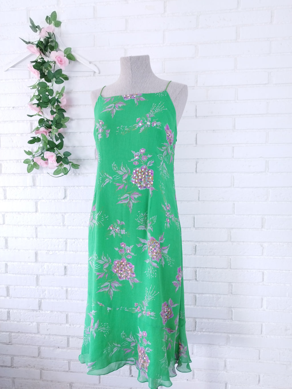 Vintage-Slipkleid aus den 90ern – grünes Blumenmuster, rosafarbene Pailletten &amp; lockere Passform
