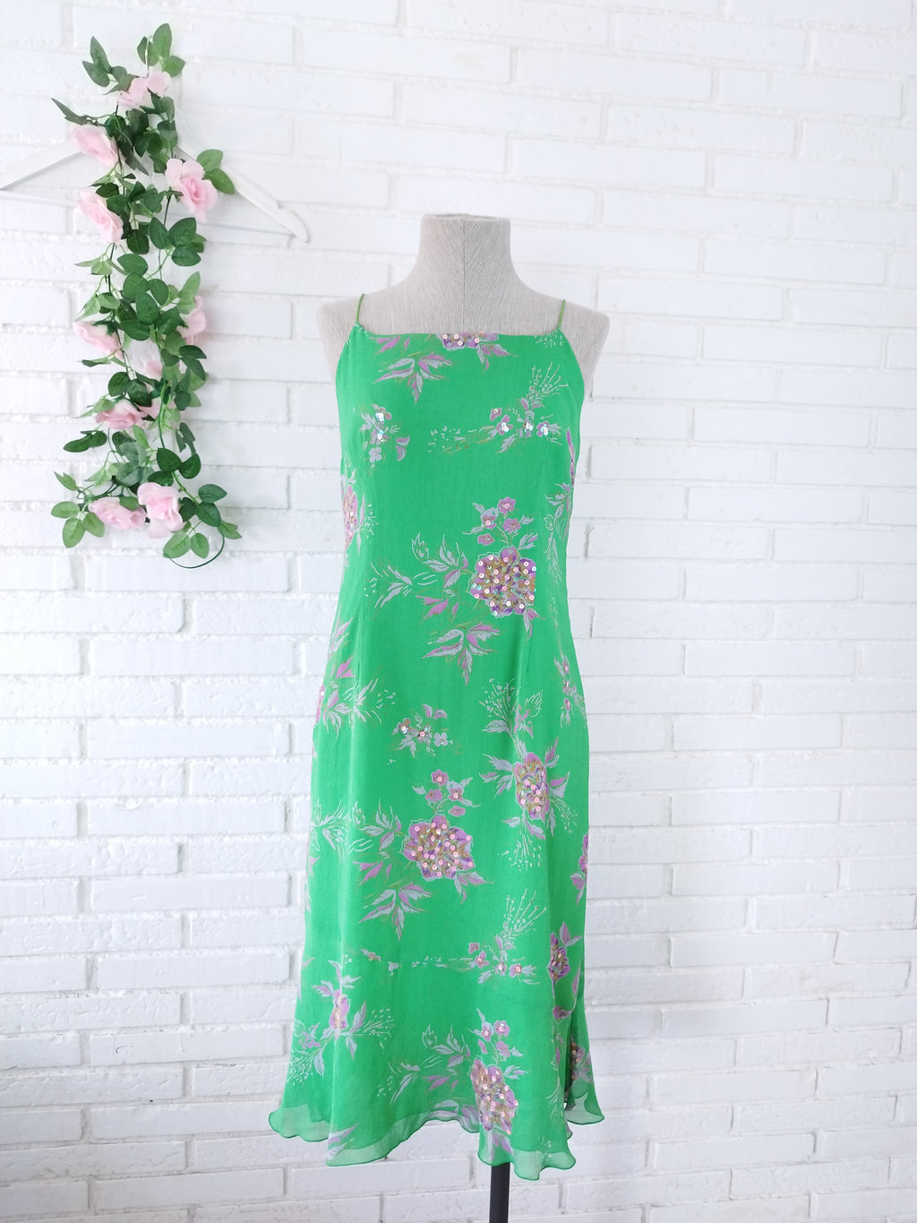Vintage-Slipkleid aus den 90ern – grünes Blumenmuster, rosafarbene Pailletten &amp; lockere Passform