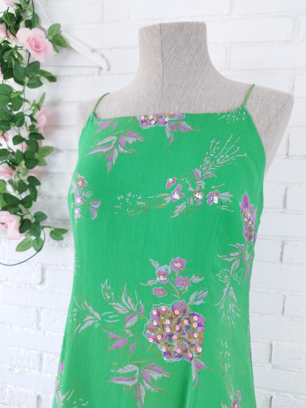 Vintage-Slipkleid aus den 90ern – grünes Blumenmuster, rosafarbene Pailletten &amp; lockere Passform