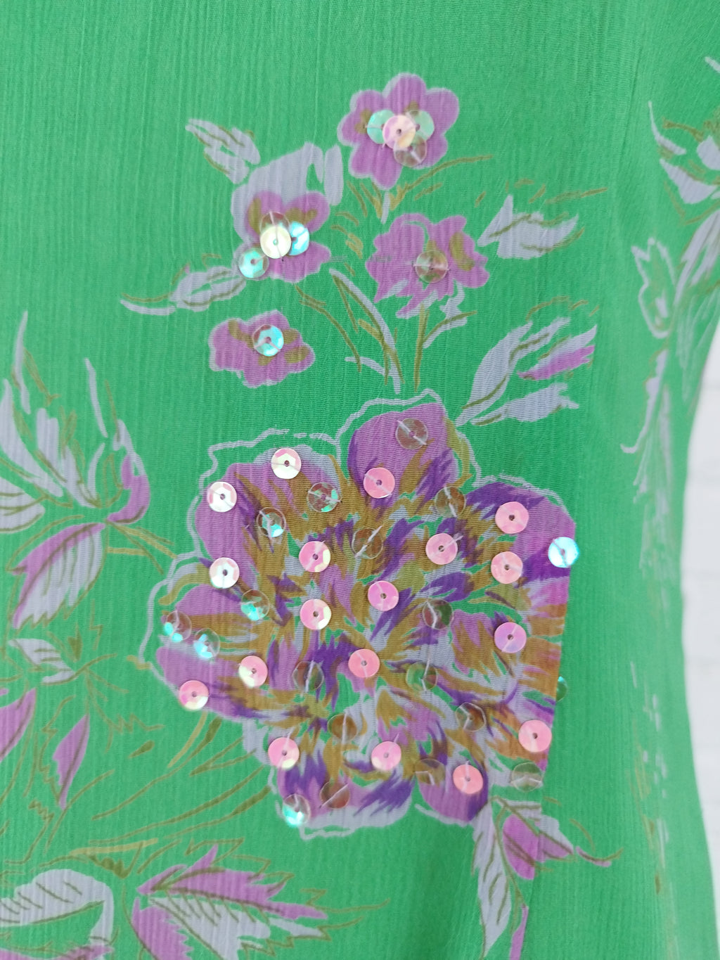 Vintage-Slipkleid aus den 90ern – grünes Blumenmuster, rosafarbene Pailletten &amp; lockere Passform