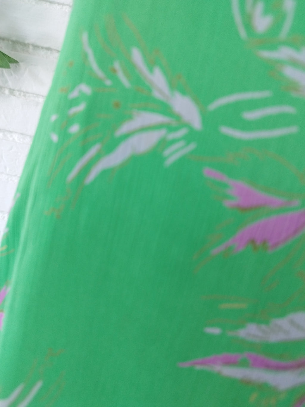 Vintage-Slipkleid aus den 90ern – grünes Blumenmuster, rosafarbene Pailletten &amp; lockere Passform