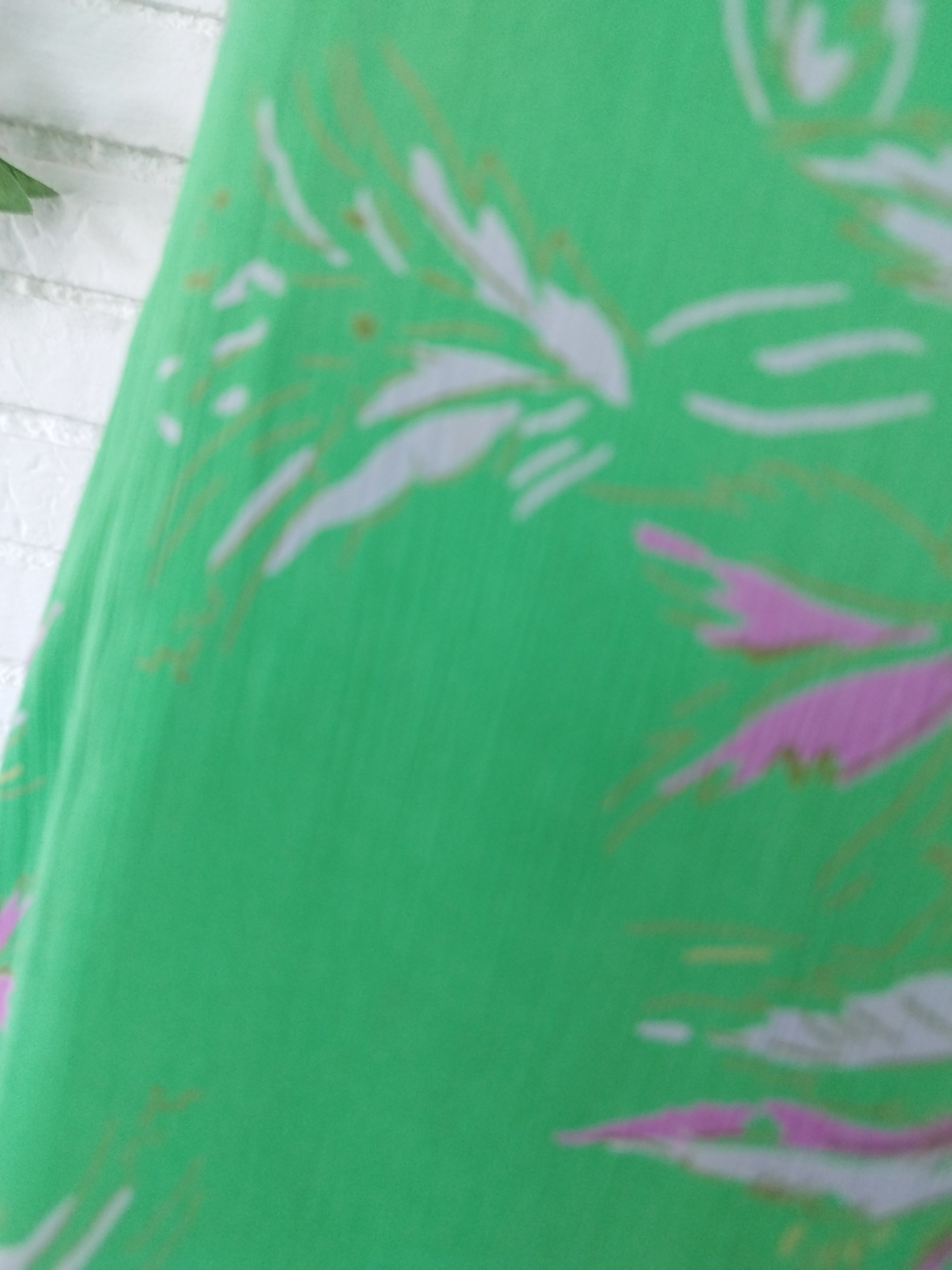 Vintage-Slipkleid aus den 90ern – grünes Blumenmuster, rosafarbene Pailletten &amp; lockere Passform