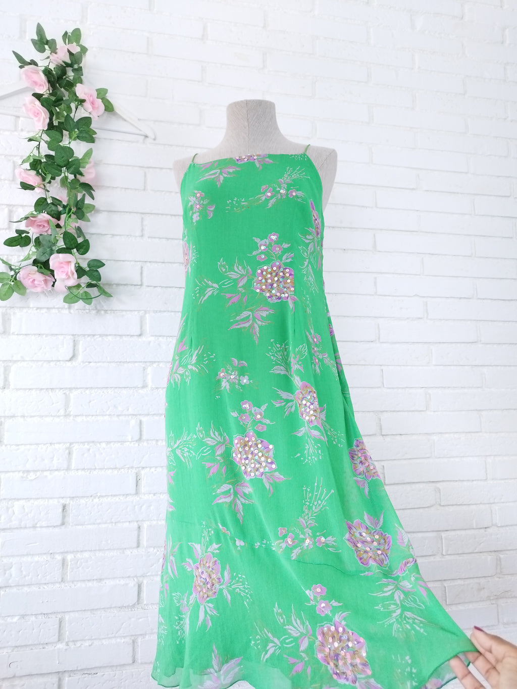 Vintage-Slipkleid aus den 90ern – grünes Blumenmuster, rosafarbene Pailletten &amp; lockere Passform