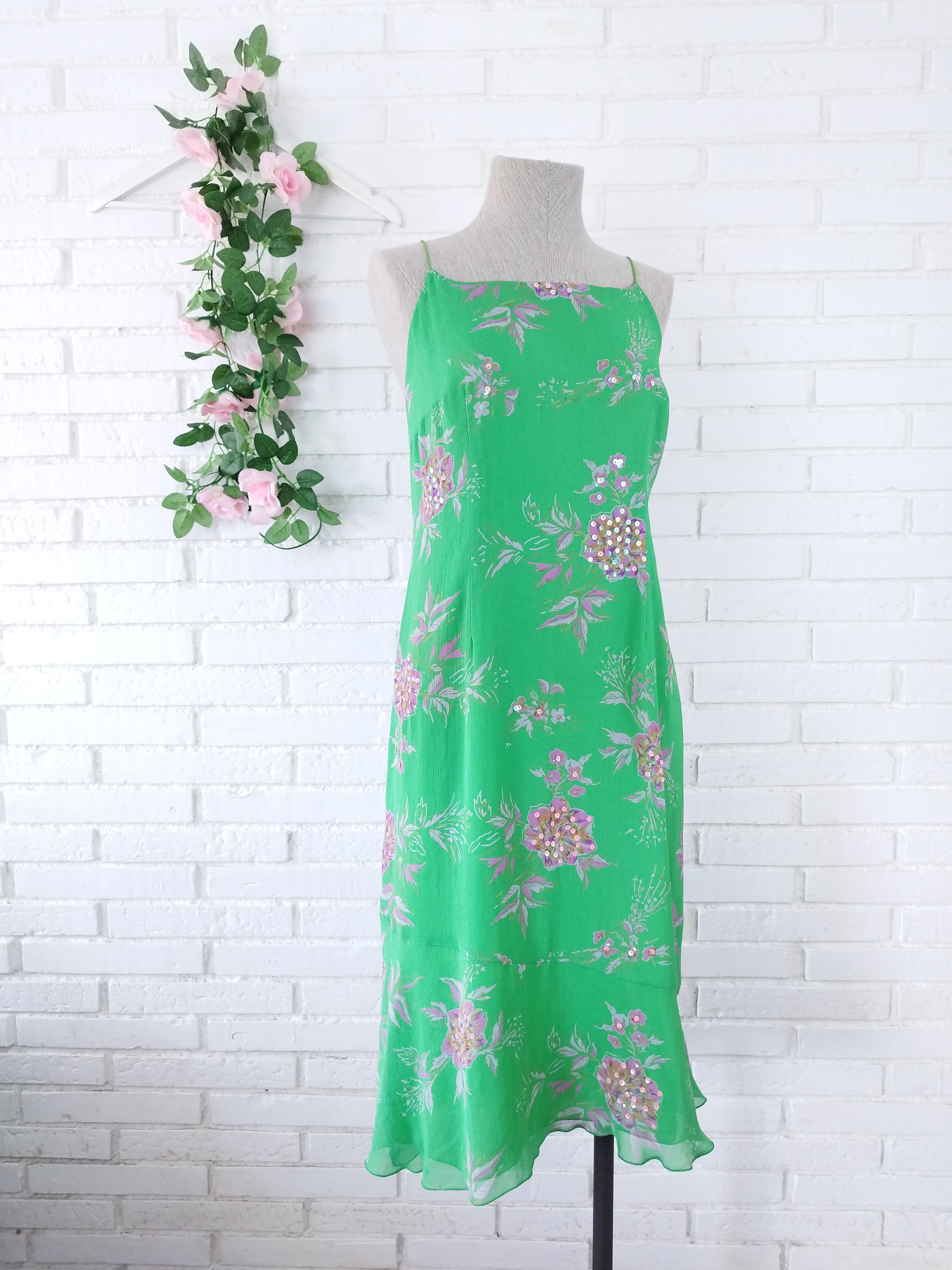 Vintage-Slipkleid aus den 90ern – grünes Blumenmuster, rosafarbene Pailletten &amp; lockere Passform