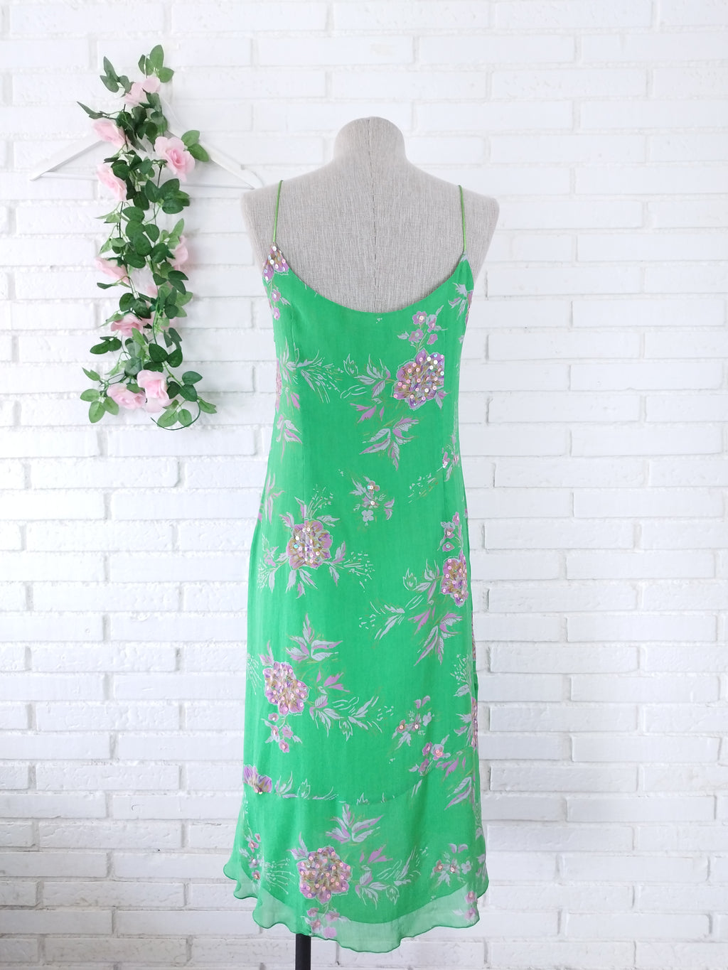 Vintage-Slipkleid aus den 90ern – grünes Blumenmuster, rosafarbene Pailletten &amp; lockere Passform