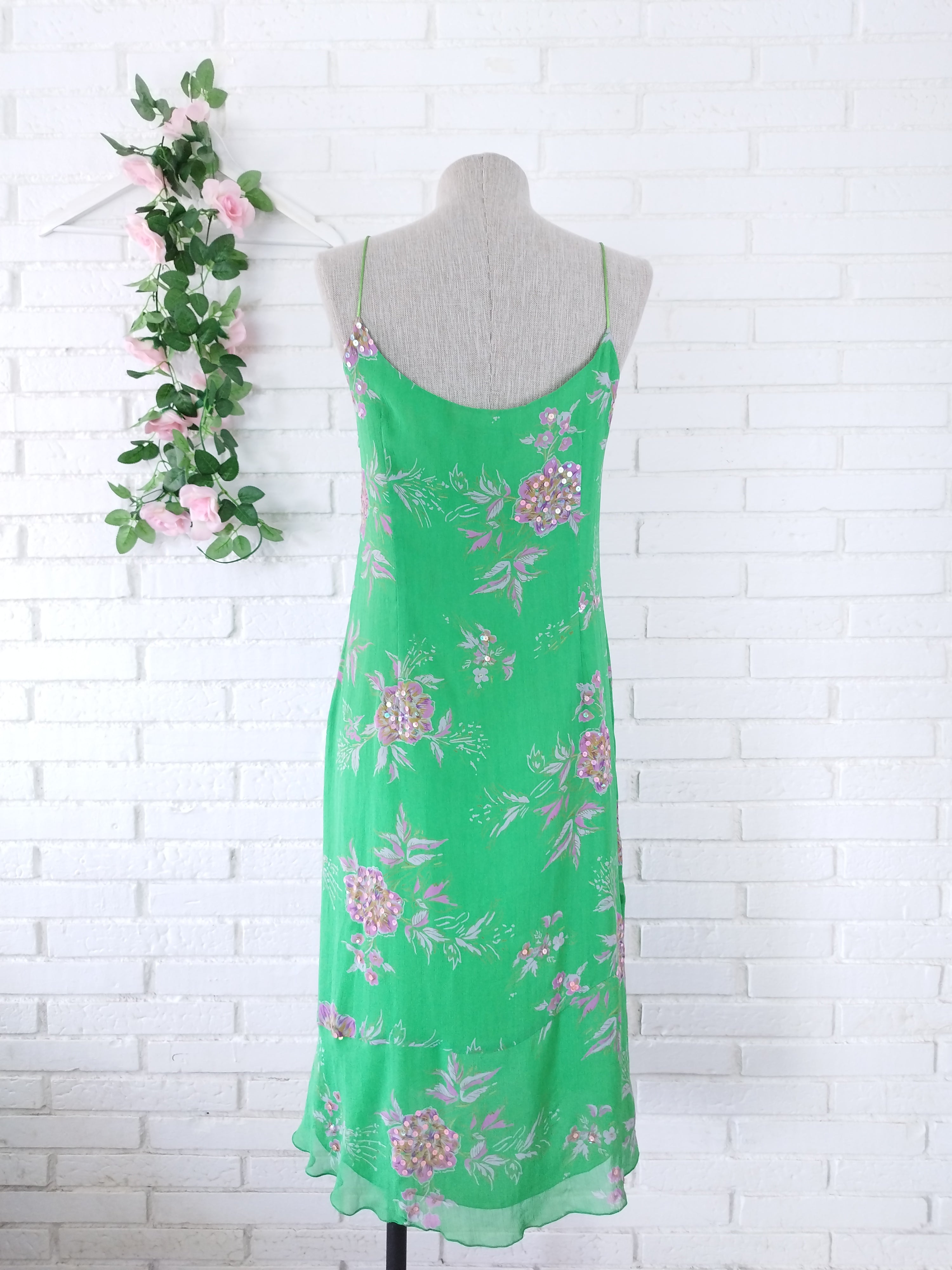 Vintage-Slipkleid aus den 90ern – grünes Blumenmuster, rosafarbene Pailletten &amp; lockere Passform