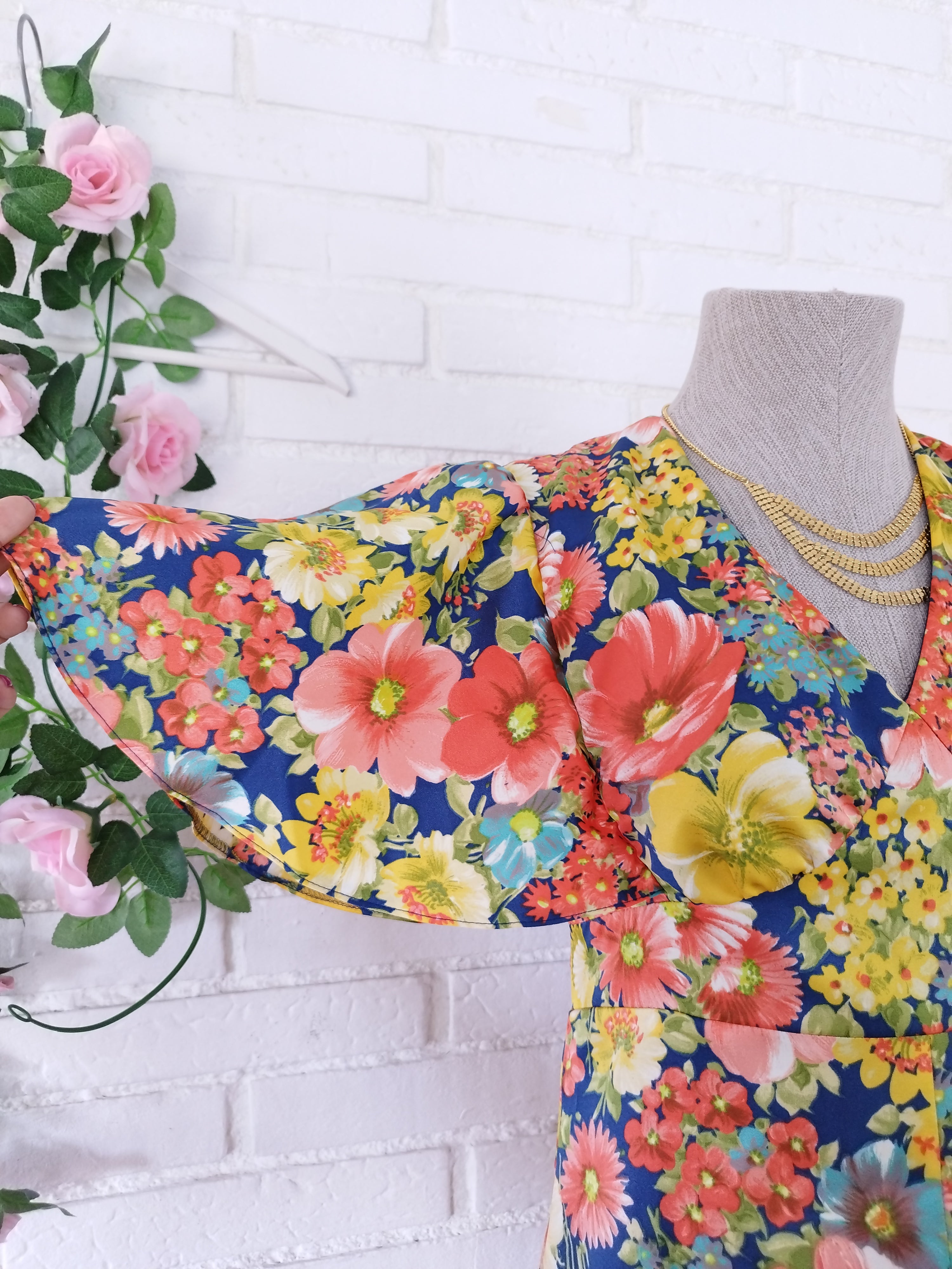 Vintage-Maxikleid aus den 90er-Jahren – V-Ausschnitt, Rüschenärmel, Empire-Taille und floraler Satin