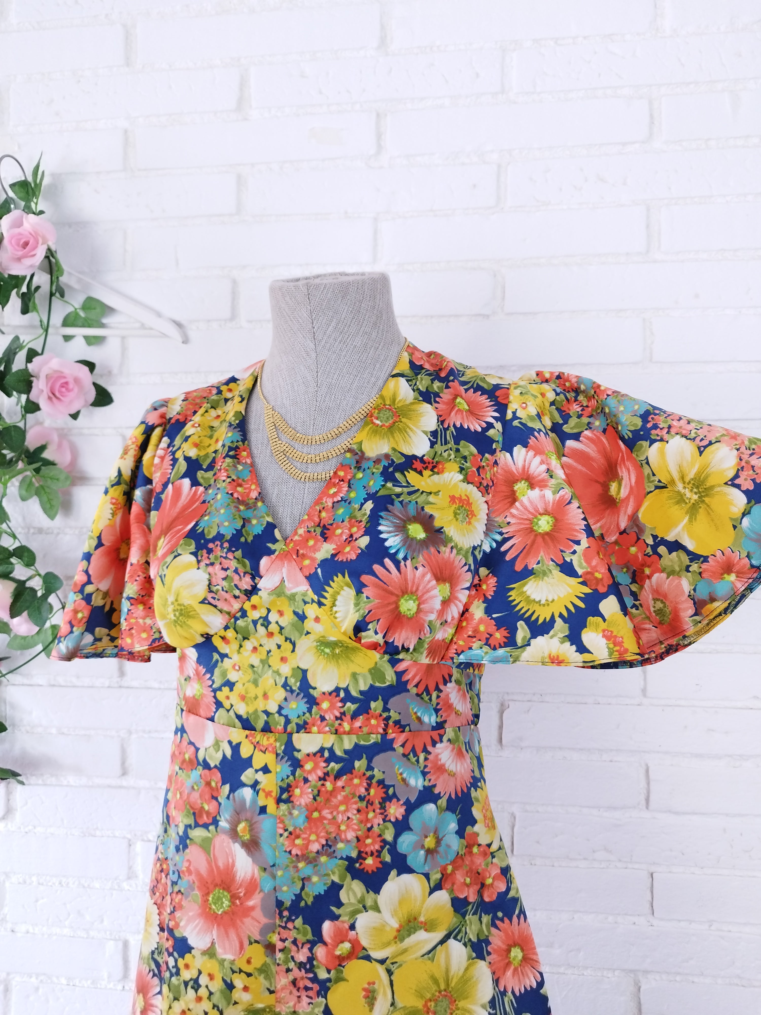 Vintage-Maxikleid aus den 90er-Jahren – V-Ausschnitt, Rüschenärmel, Empire-Taille und floraler Satin