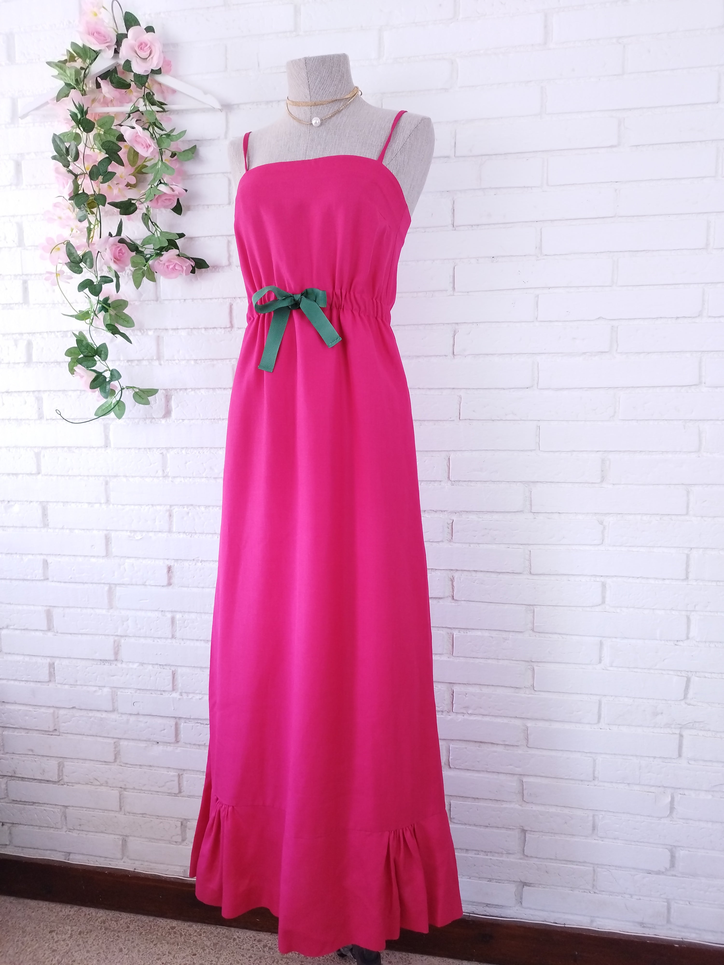 Vintage 90er-Jahre-Maxikleid in Fuchsia – Leinenoptik, grünes Taillenband, Rüschensaum &amp; handgefertigt