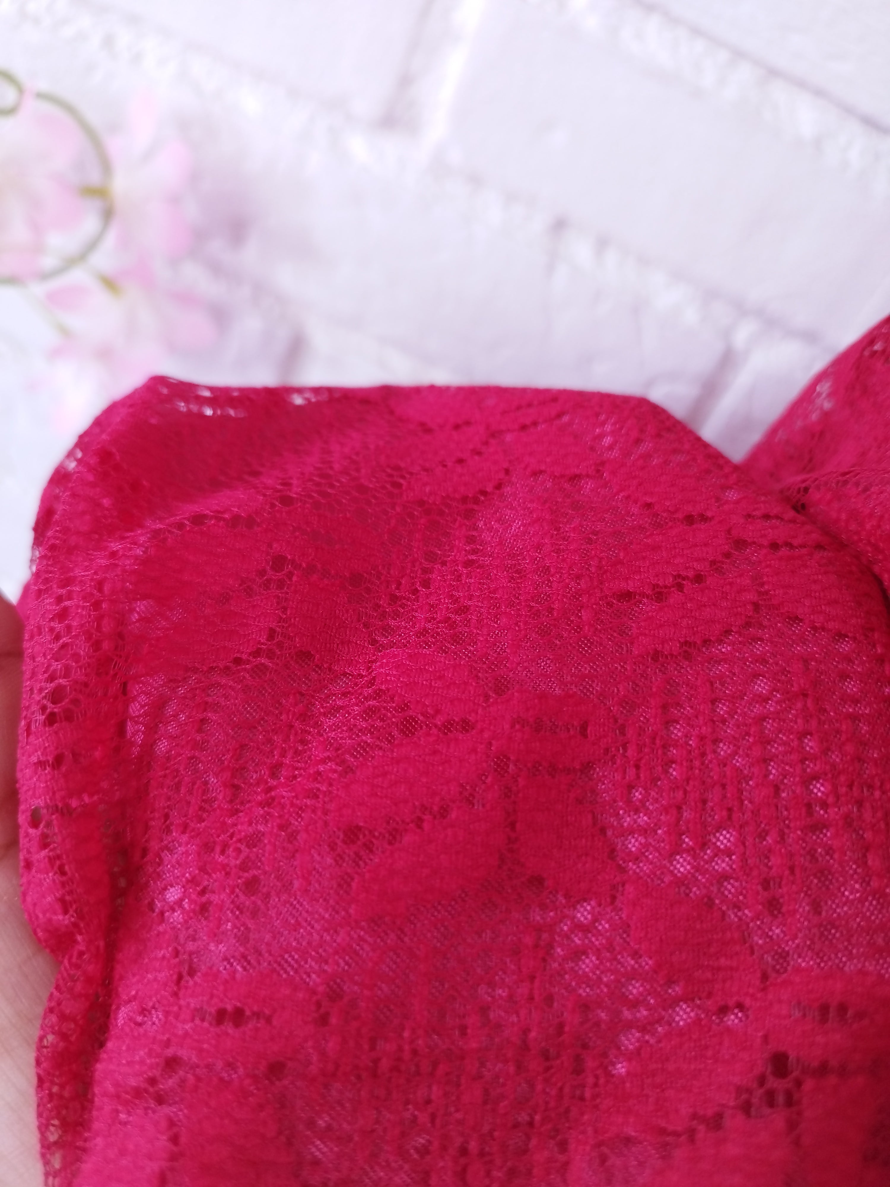 Vintage-Rock aus den 90ern – Hohe Taille, dicke rote Spitze &amp; romantische Silhouette