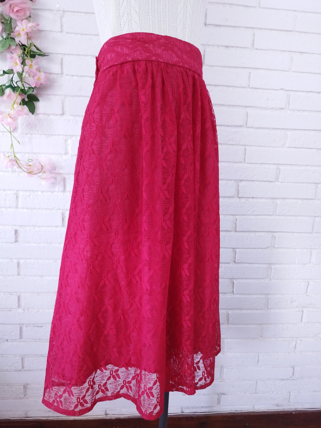 Vintage-Rock aus den 90ern – Hohe Taille, dicke rote Spitze &amp; romantische Silhouette