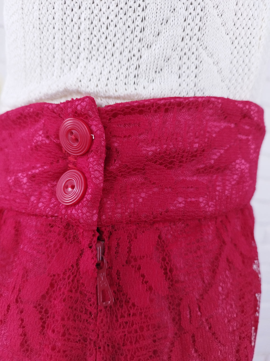 Vintage-Rock aus den 90ern – Hohe Taille, dicke rote Spitze &amp; romantische Silhouette