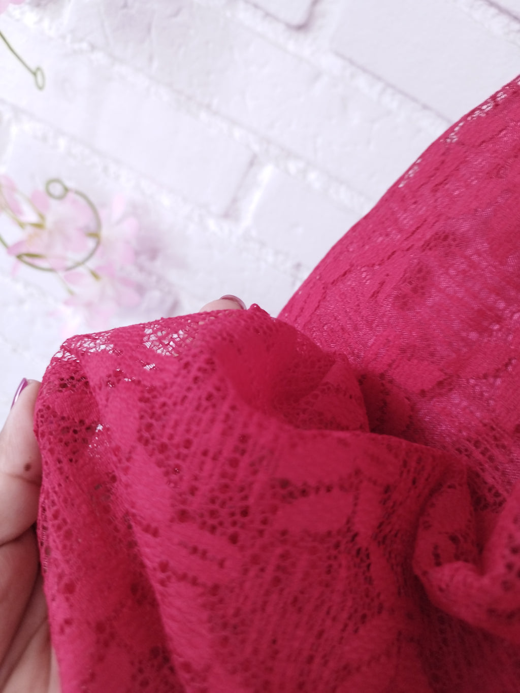 Vintage-Rock aus den 90ern – Hohe Taille, dicke rote Spitze &amp; romantische Silhouette