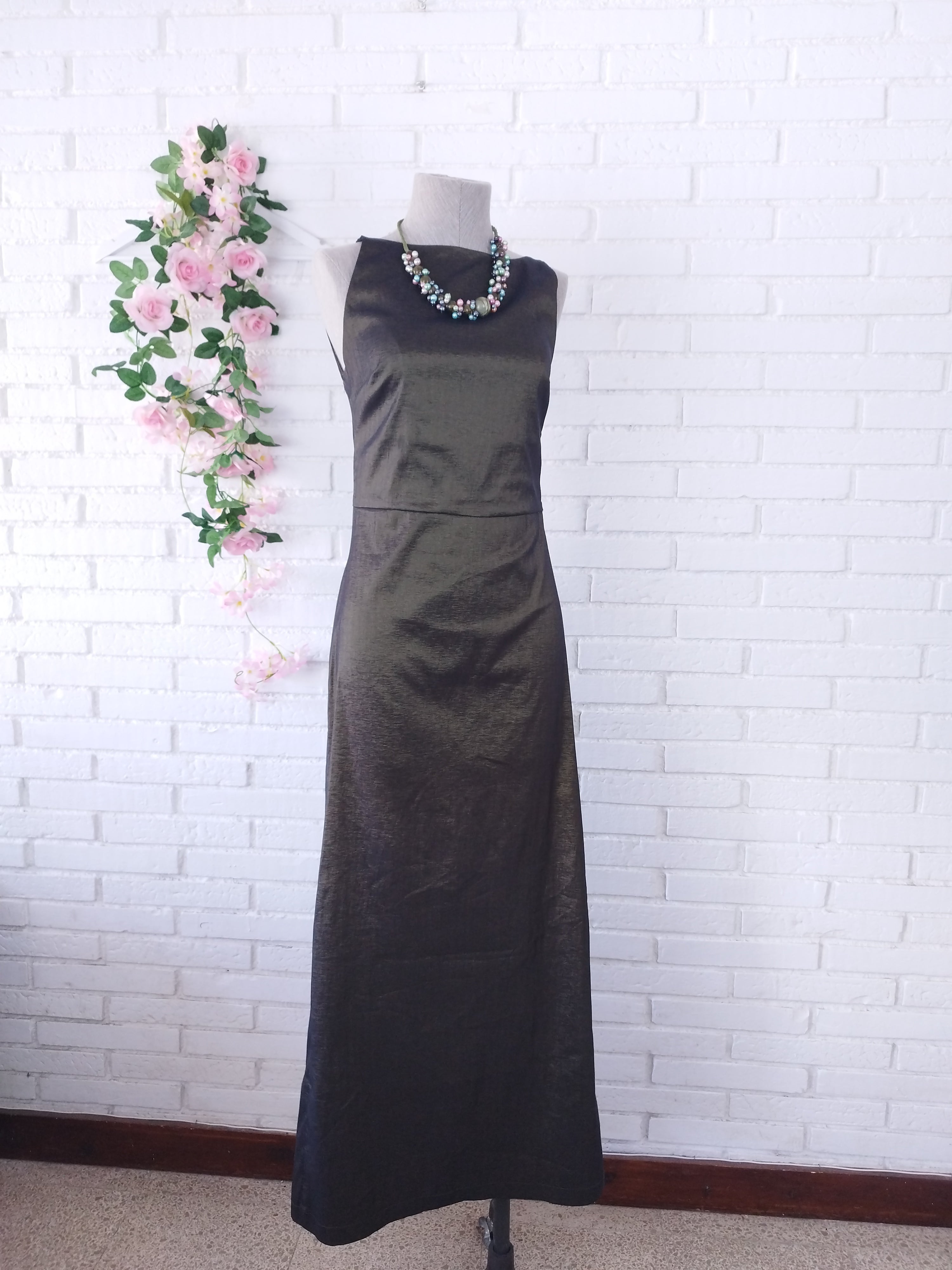 Vintage-Partykleid aus Satin im 90er-Jahre-Stil – offener Rücken, Kettenträger, Rundhalsausschnitt und figurbetonte Silhouette