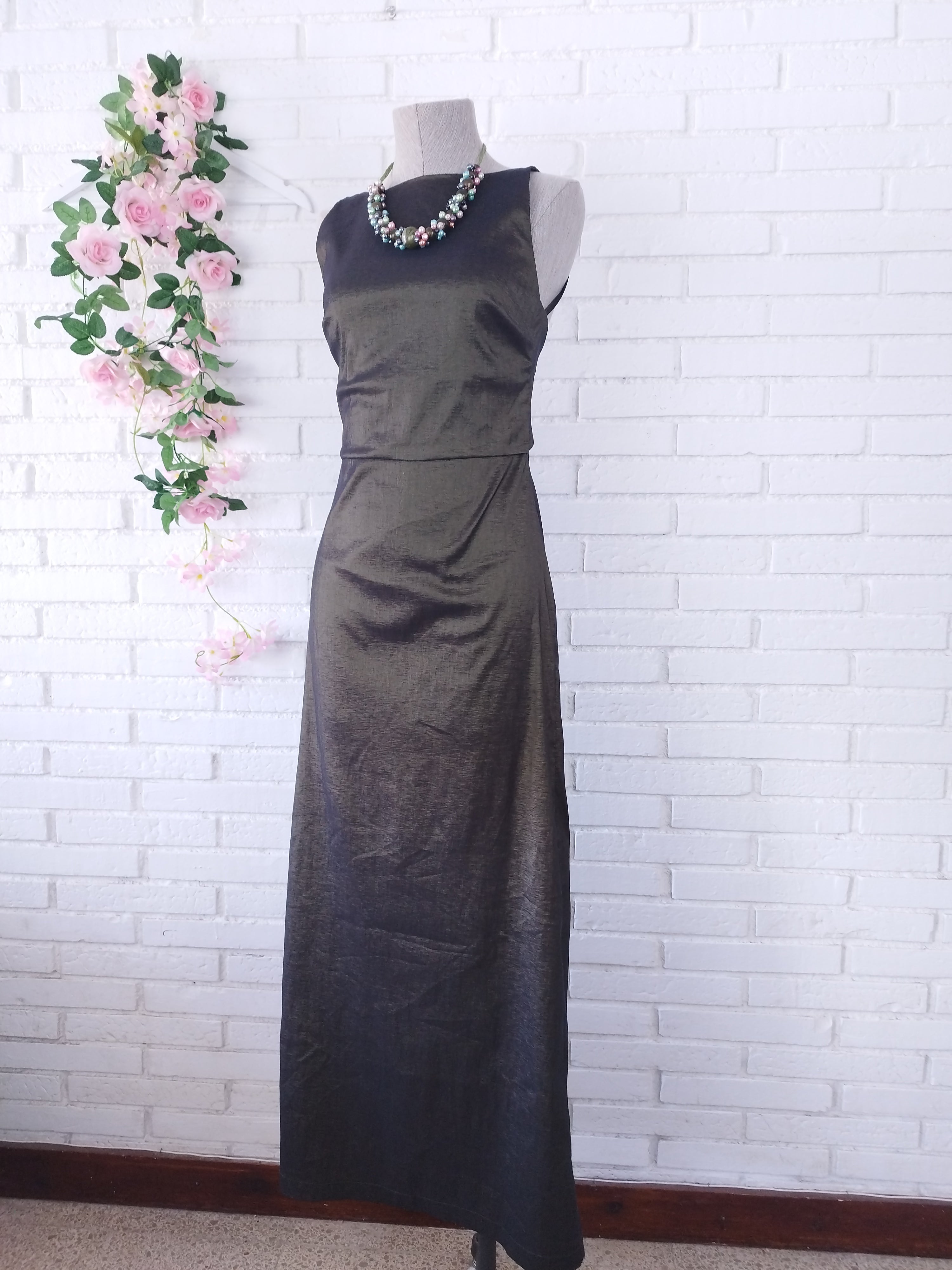 Vintage-Partykleid aus Satin im 90er-Jahre-Stil – offener Rücken, Kettenträger, Rundhalsausschnitt und figurbetonte Silhouette