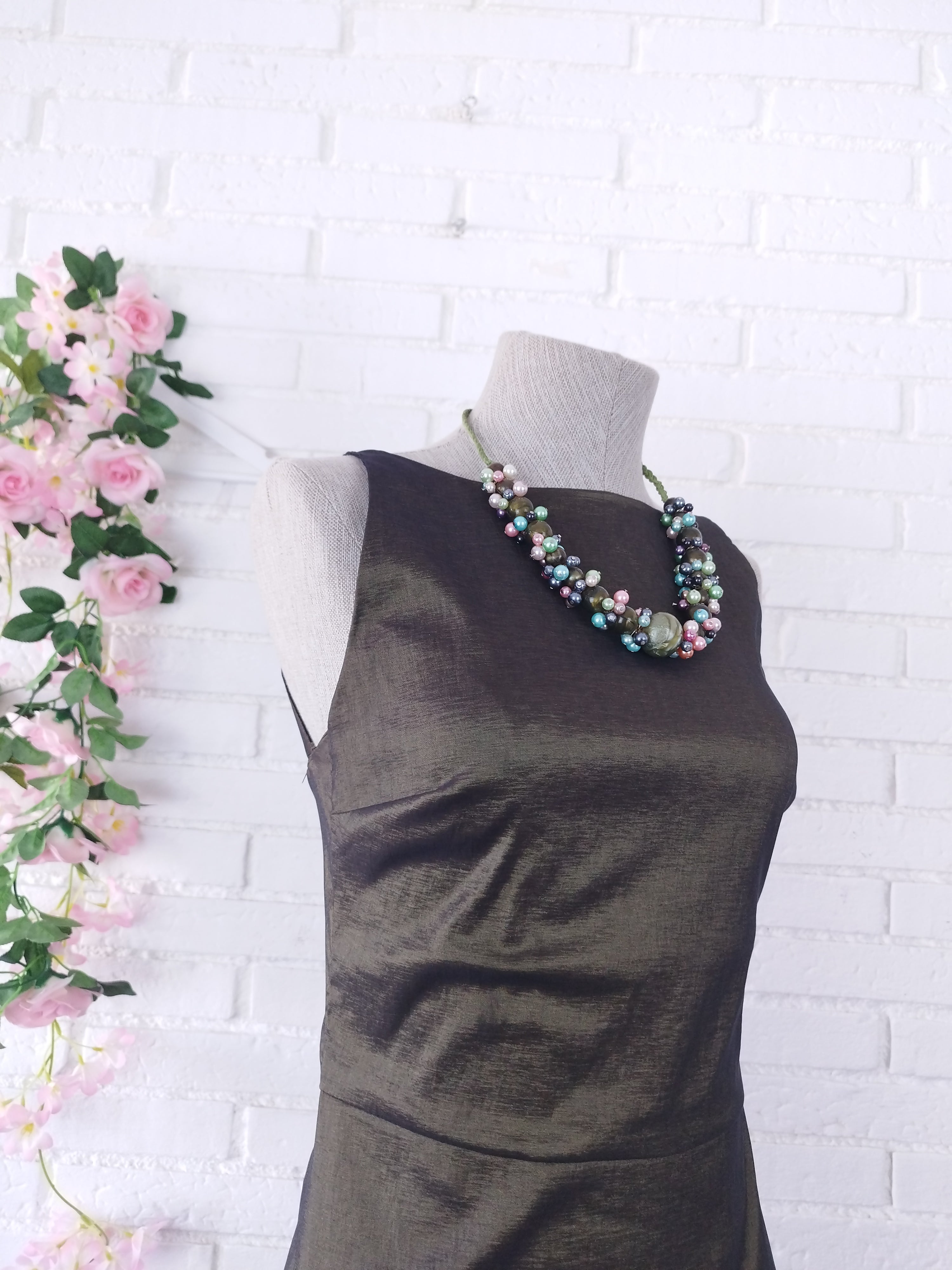 Vintage-Partykleid aus Satin im 90er-Jahre-Stil – offener Rücken, Kettenträger, Rundhalsausschnitt und figurbetonte Silhouette