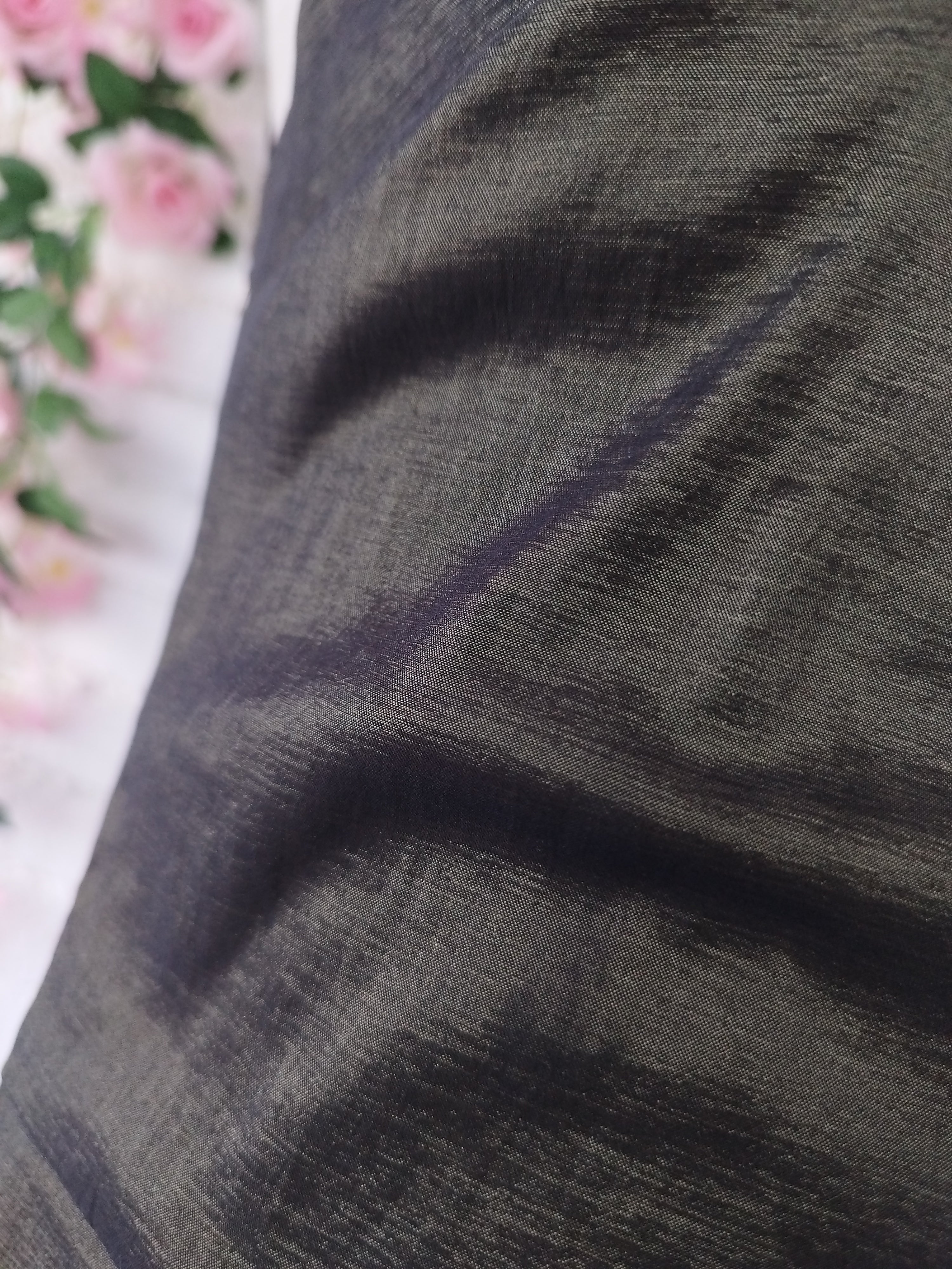 Vintage-Partykleid aus Satin im 90er-Jahre-Stil – offener Rücken, Kettenträger, Rundhalsausschnitt und figurbetonte Silhouette