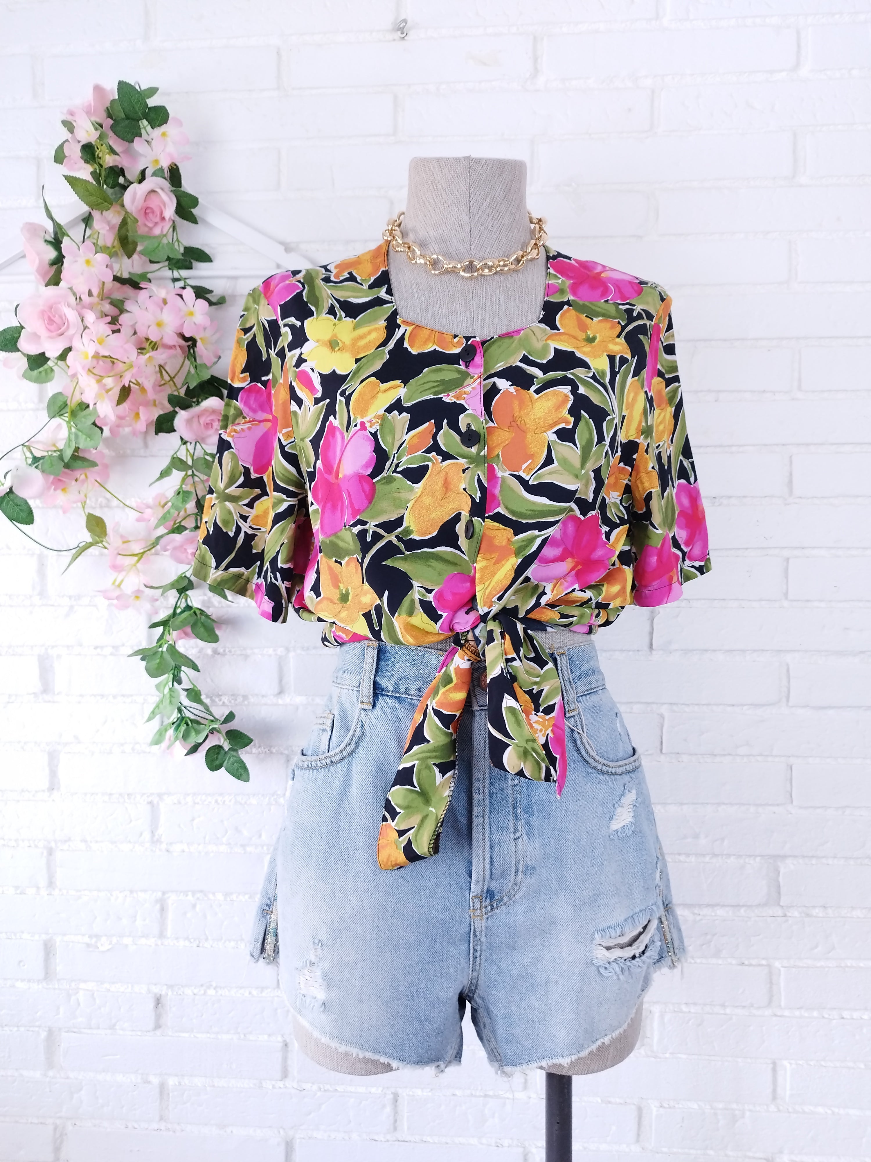 Vintage-Bluse aus den 90ern – kurze Ärmel, eckiger Ausschnitt und sommerliches Blumenmuster