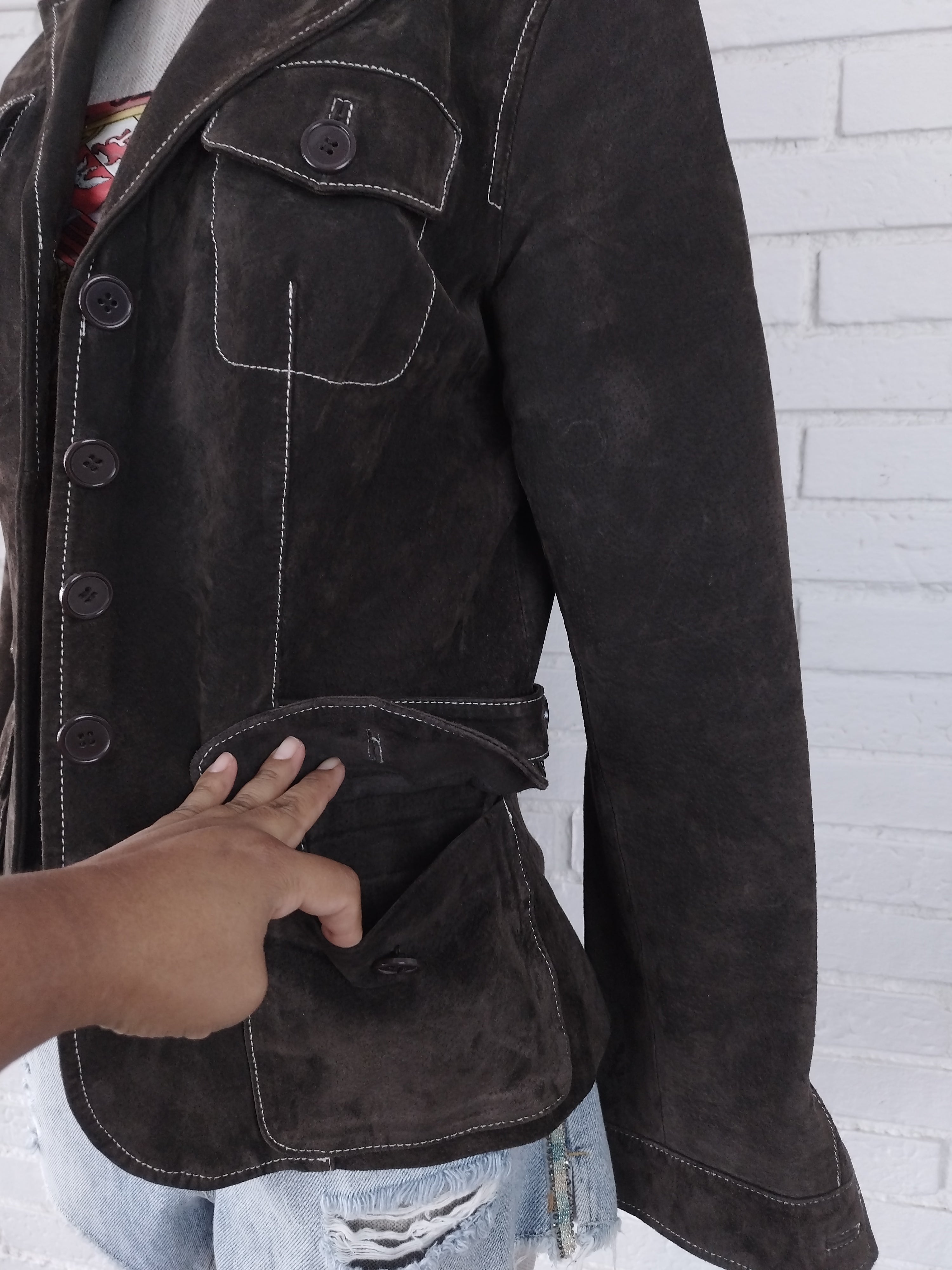 Vintage Wildlederblazer aus den 90er Jahren – Braunes Leder, weiße Nähte und 4 Taschen