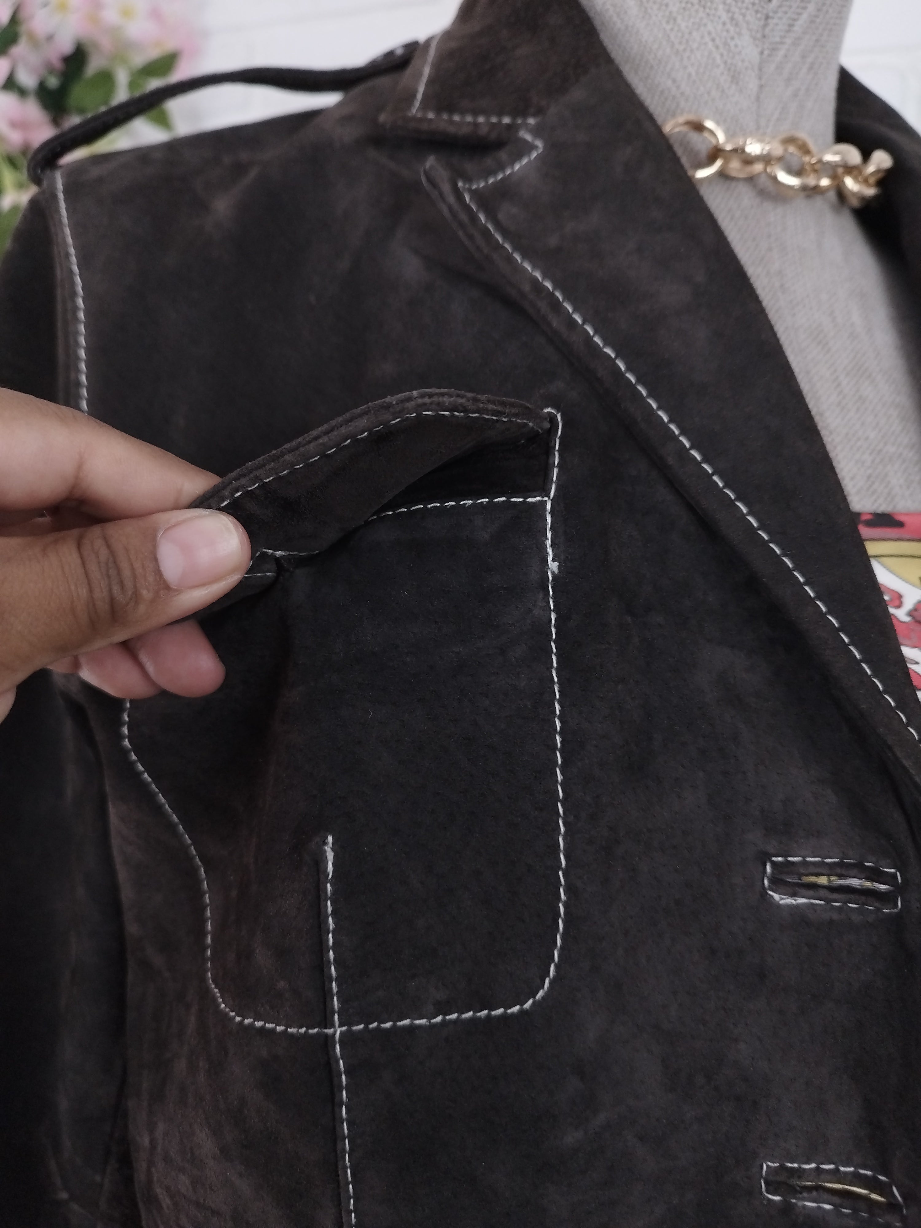 Vintage Wildlederblazer aus den 90er Jahren – Braunes Leder, weiße Nähte und 4 Taschen