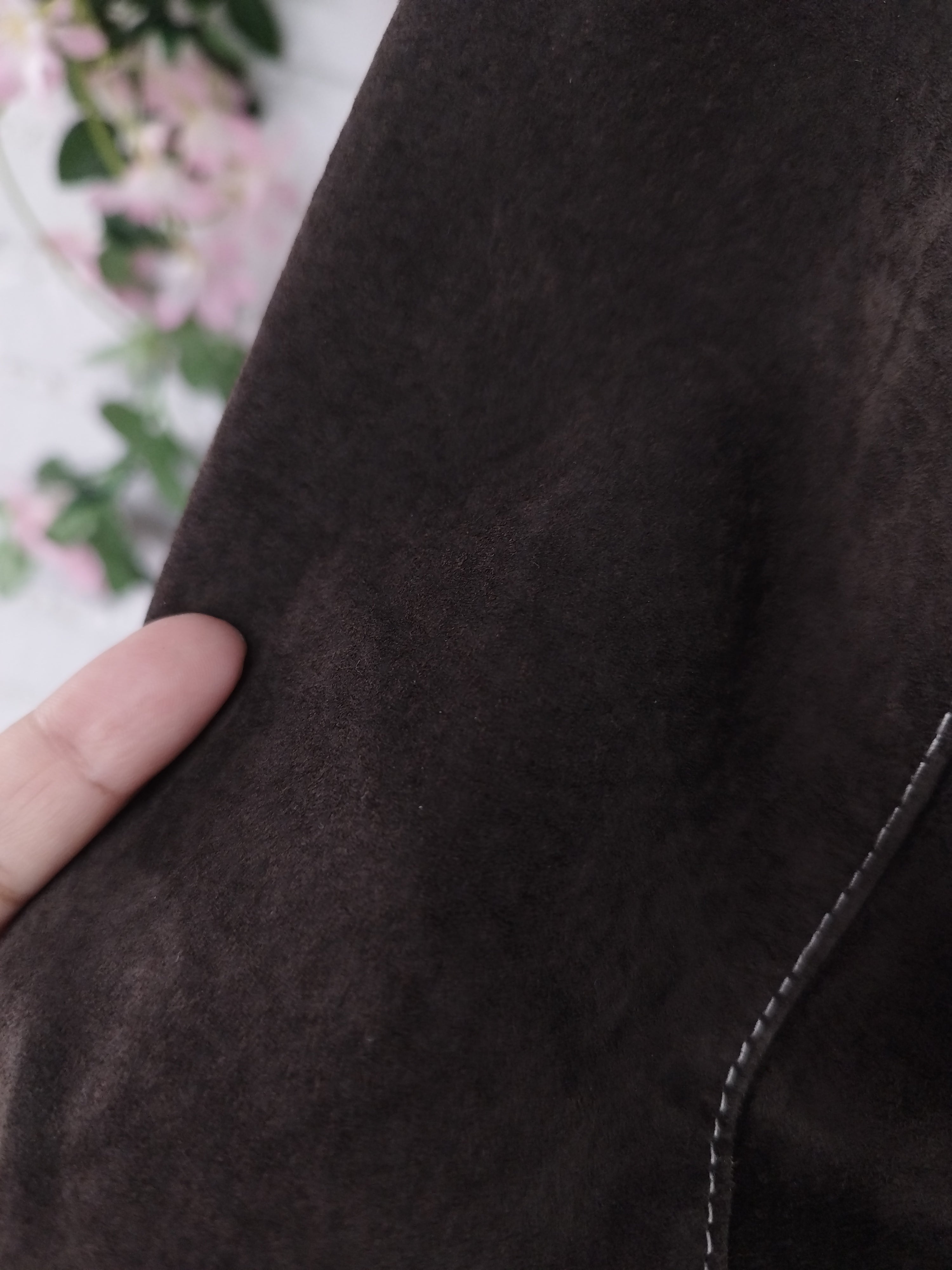 Vintage Wildlederblazer aus den 90er Jahren – Braunes Leder, weiße Nähte und 4 Taschen