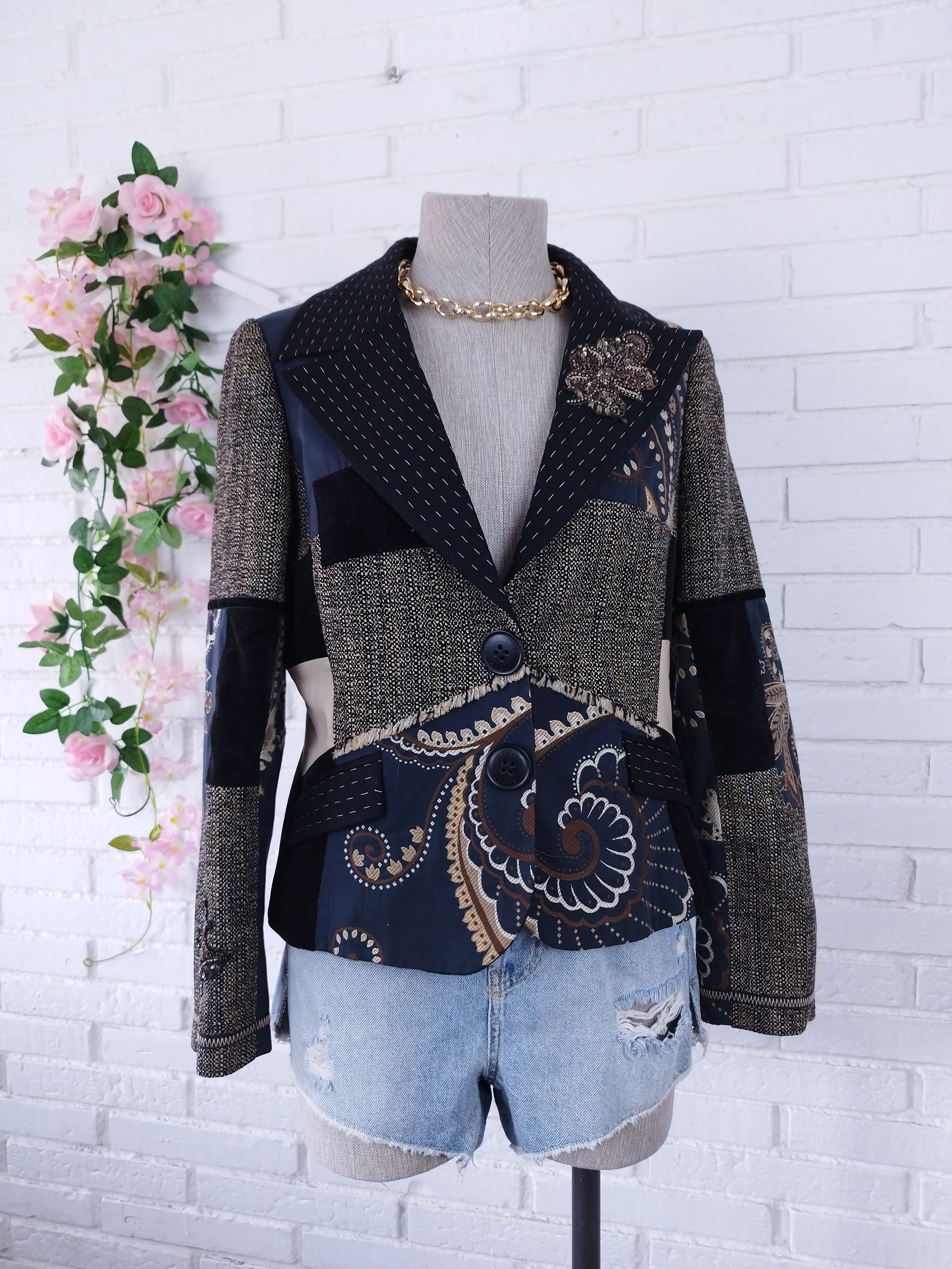 Vintage Y2K Patchwork-Blazer – Materialmix, Stickereien &amp; klassischer Schnitt