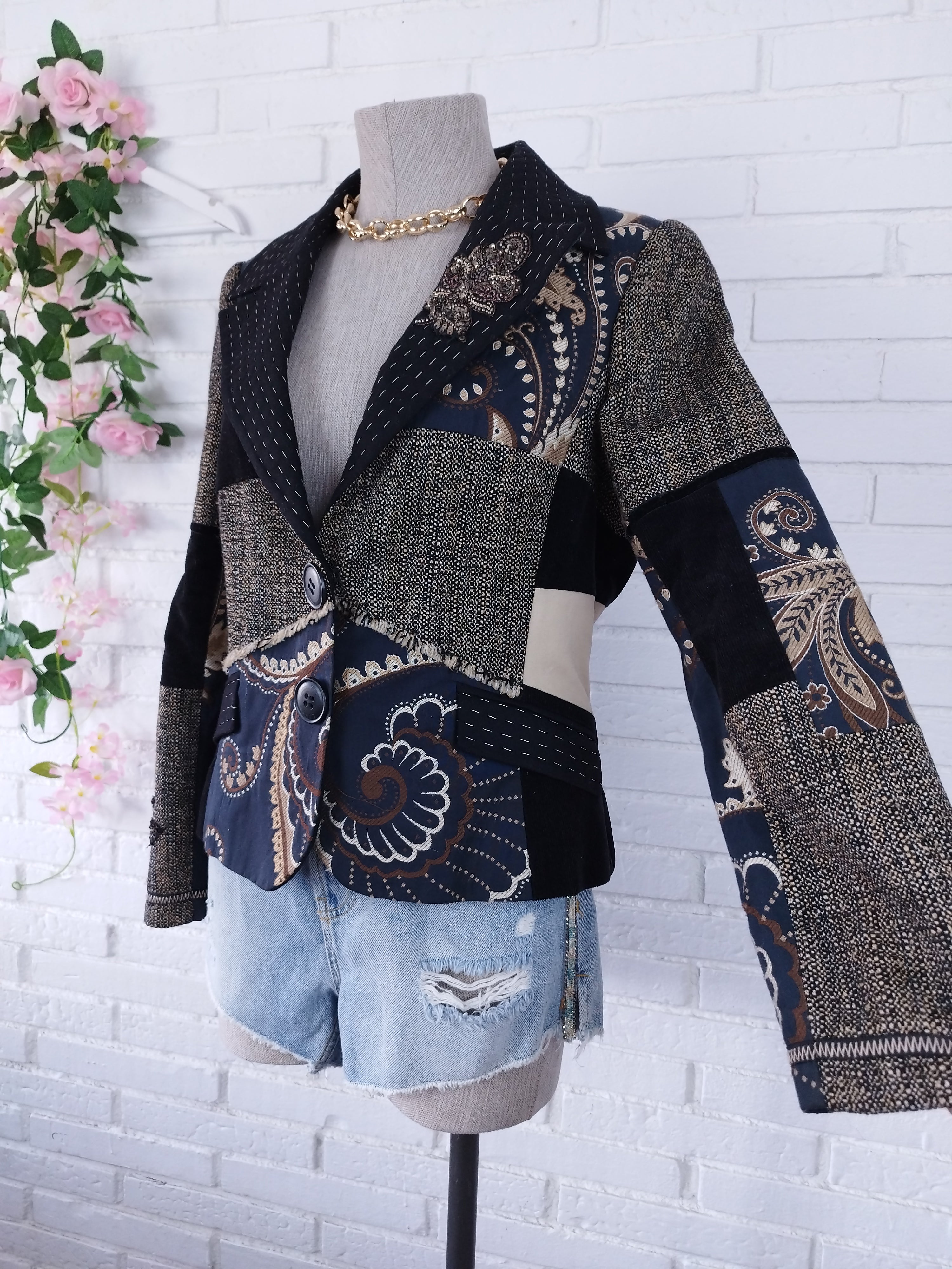 Vintage Y2K Patchwork-Blazer – Materialmix, Stickereien &amp; klassischer Schnitt