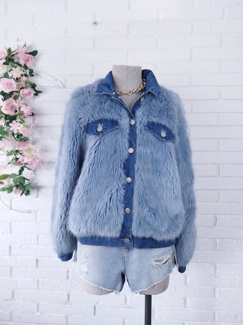 Vintage Jeansjacke aus den 2000er Jahren (Y2K) – Hellblaue Kunstpelzjacke im Streetstyle-Look – Upgrade für ein Basic-Outfit