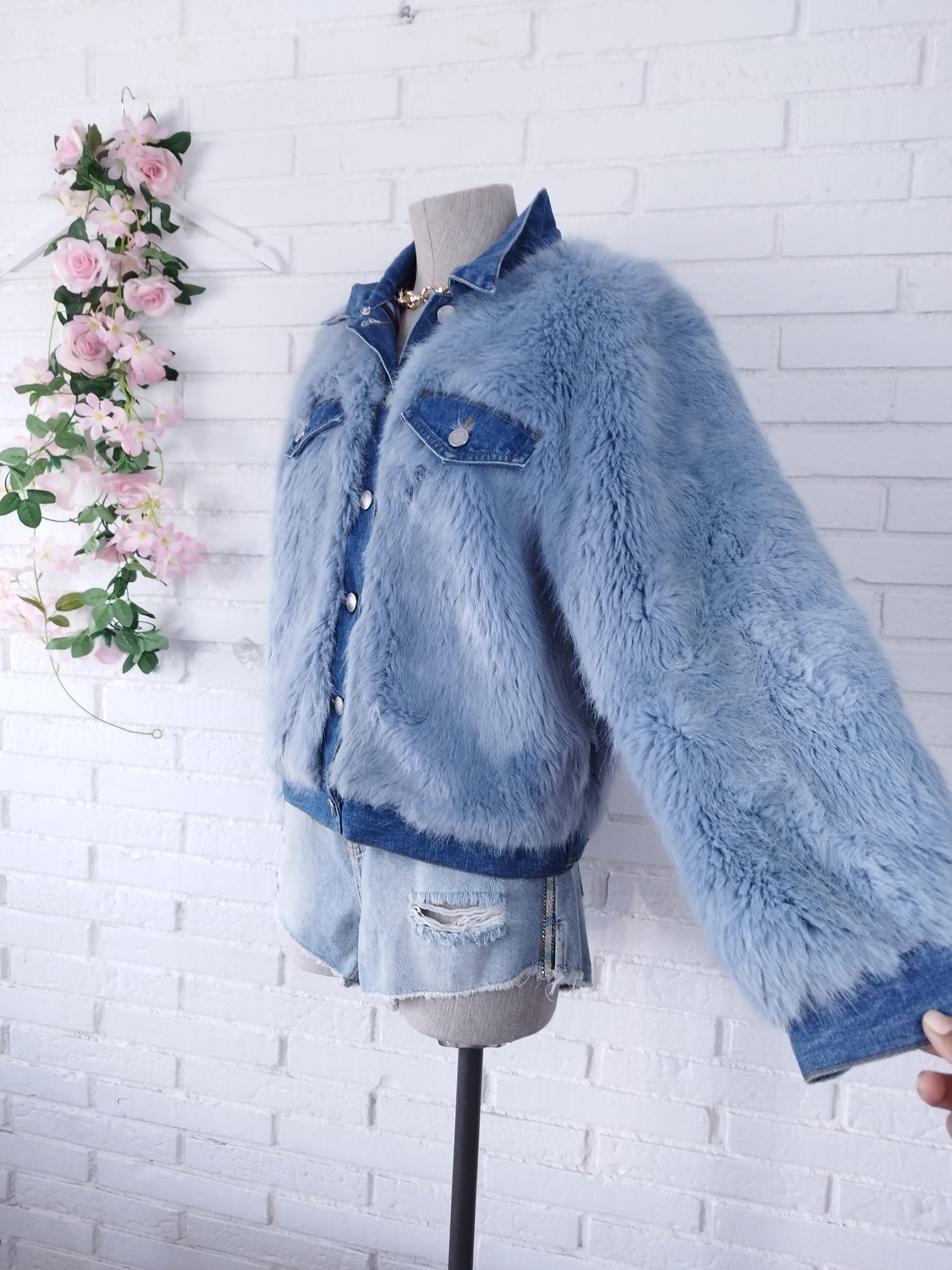 Vintage Jeansjacke aus den 2000er Jahren (Y2K) – Hellblaue Kunstpelzjacke im Streetstyle-Look – Upgrade für ein Basic-Outfit