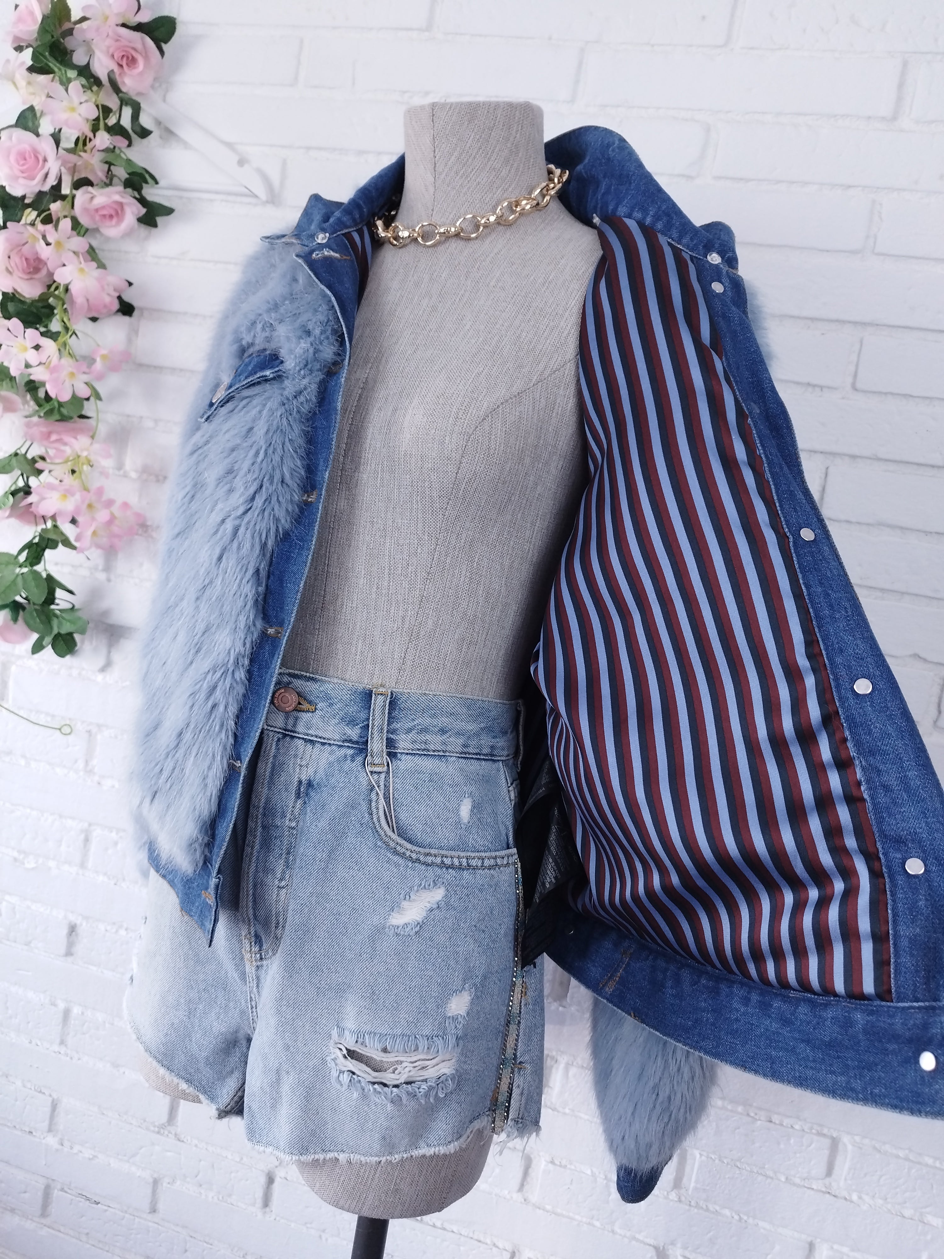 Vintage Jeansjacke aus den 2000er Jahren (Y2K) – Hellblaue Kunstpelzjacke im Streetstyle-Look – Upgrade für ein Basic-Outfit