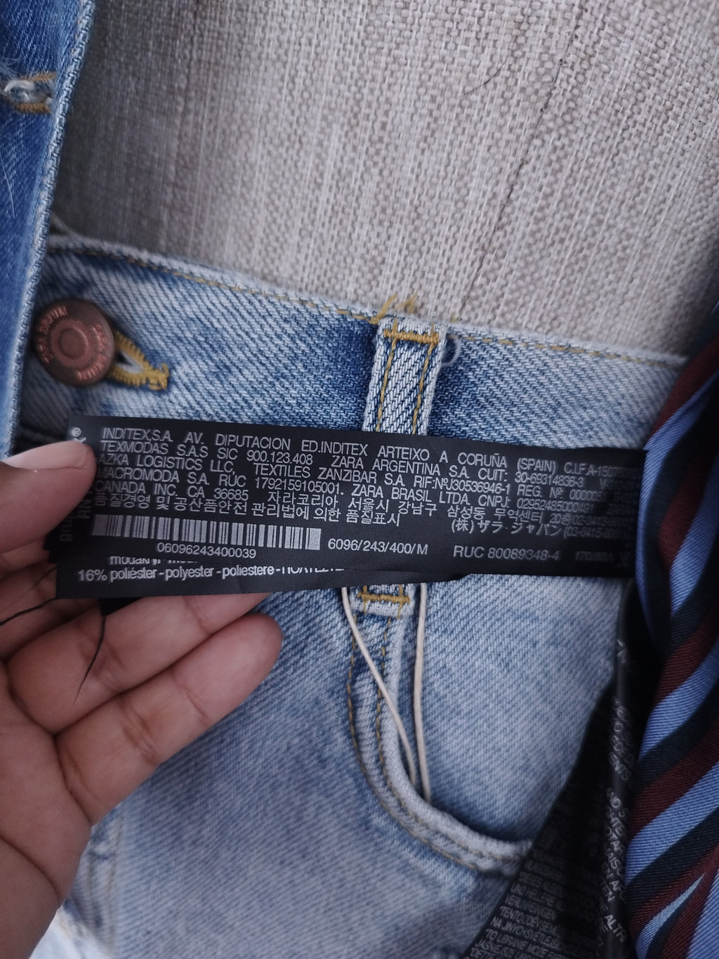 Vintage Jeansjacke aus den 2000er Jahren (Y2K) – Hellblaue Kunstpelzjacke im Streetstyle-Look – Upgrade für ein Basic-Outfit