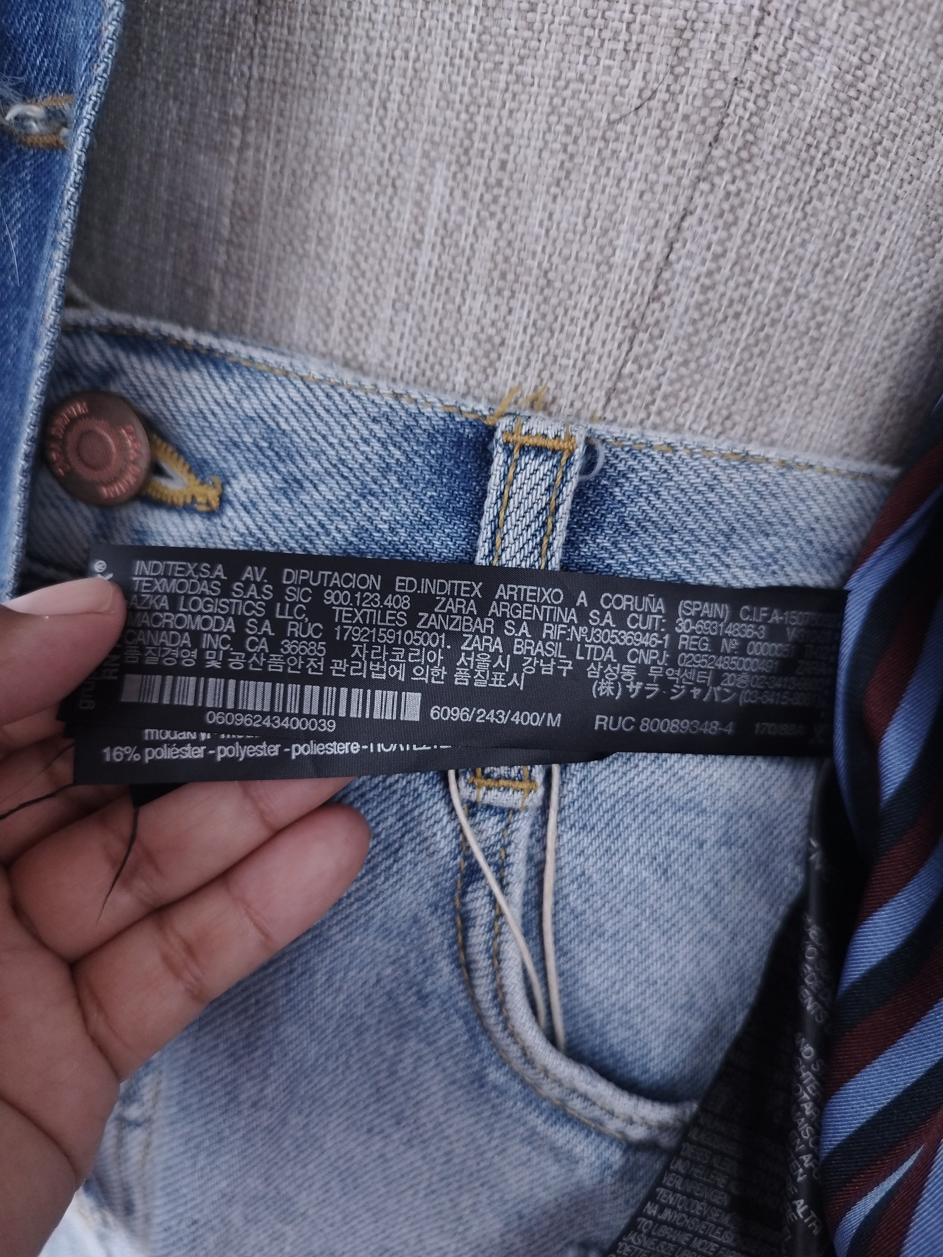 Vintage Jeansjacke aus den 2000er Jahren (Y2K) – Hellblaue Kunstpelzjacke im Streetstyle-Look – Upgrade für ein Basic-Outfit