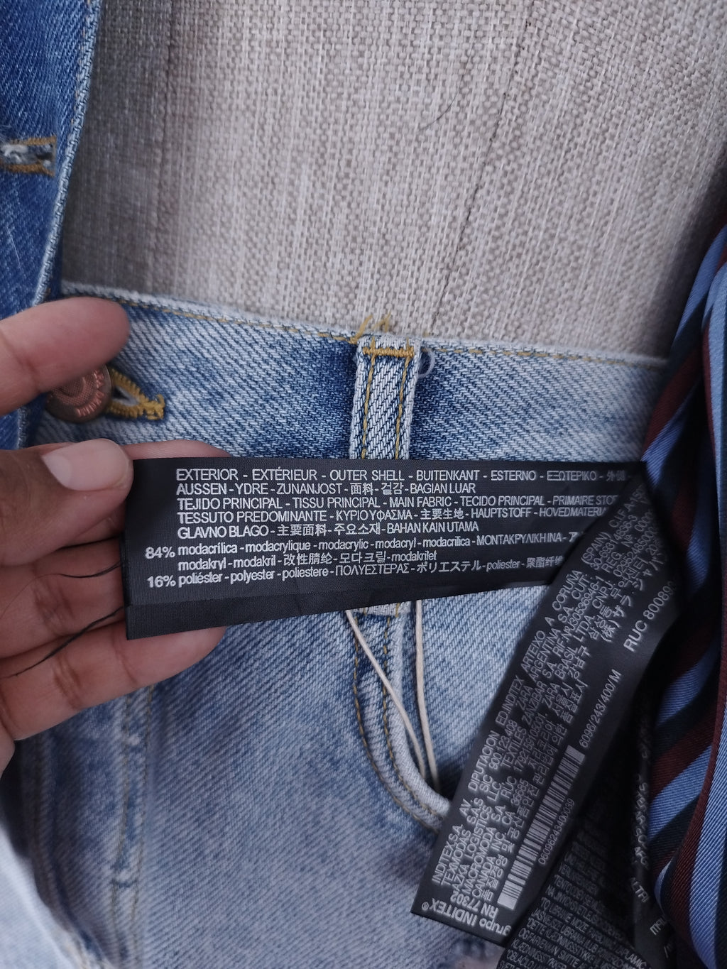 Vintage Jeansjacke aus den 2000er Jahren (Y2K) – Hellblaue Kunstpelzjacke im Streetstyle-Look – Upgrade für ein Basic-Outfit