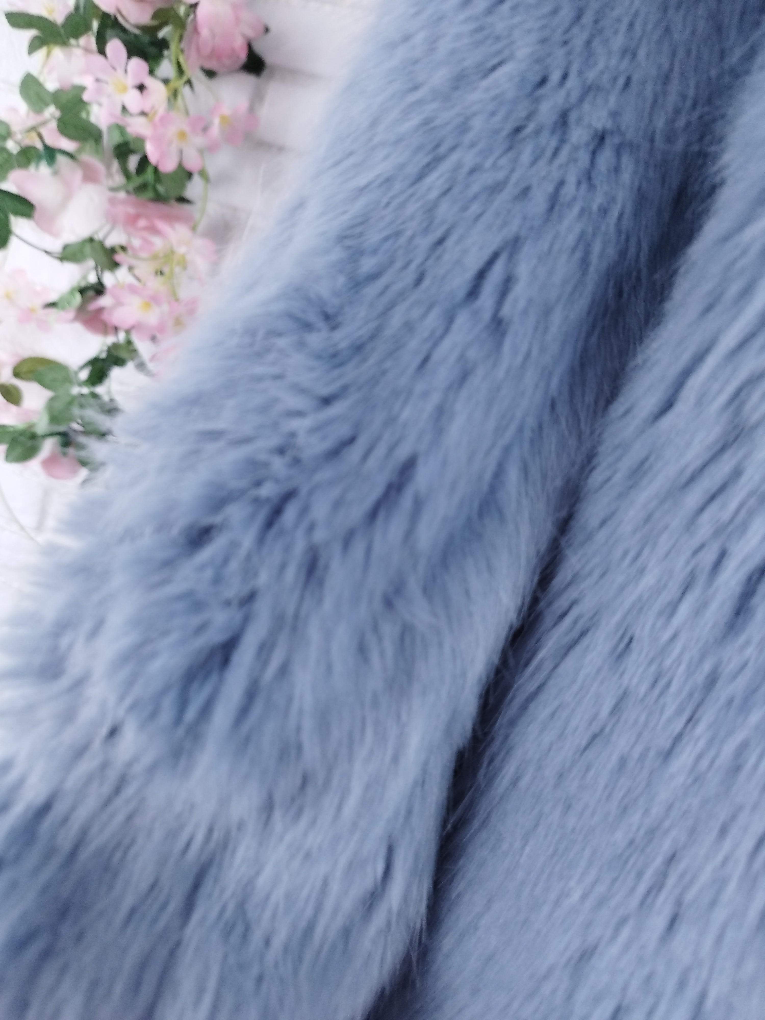 Vintage Jeansjacke aus den 2000er Jahren (Y2K) – Hellblaue Kunstpelzjacke im Streetstyle-Look – Upgrade für ein Basic-Outfit