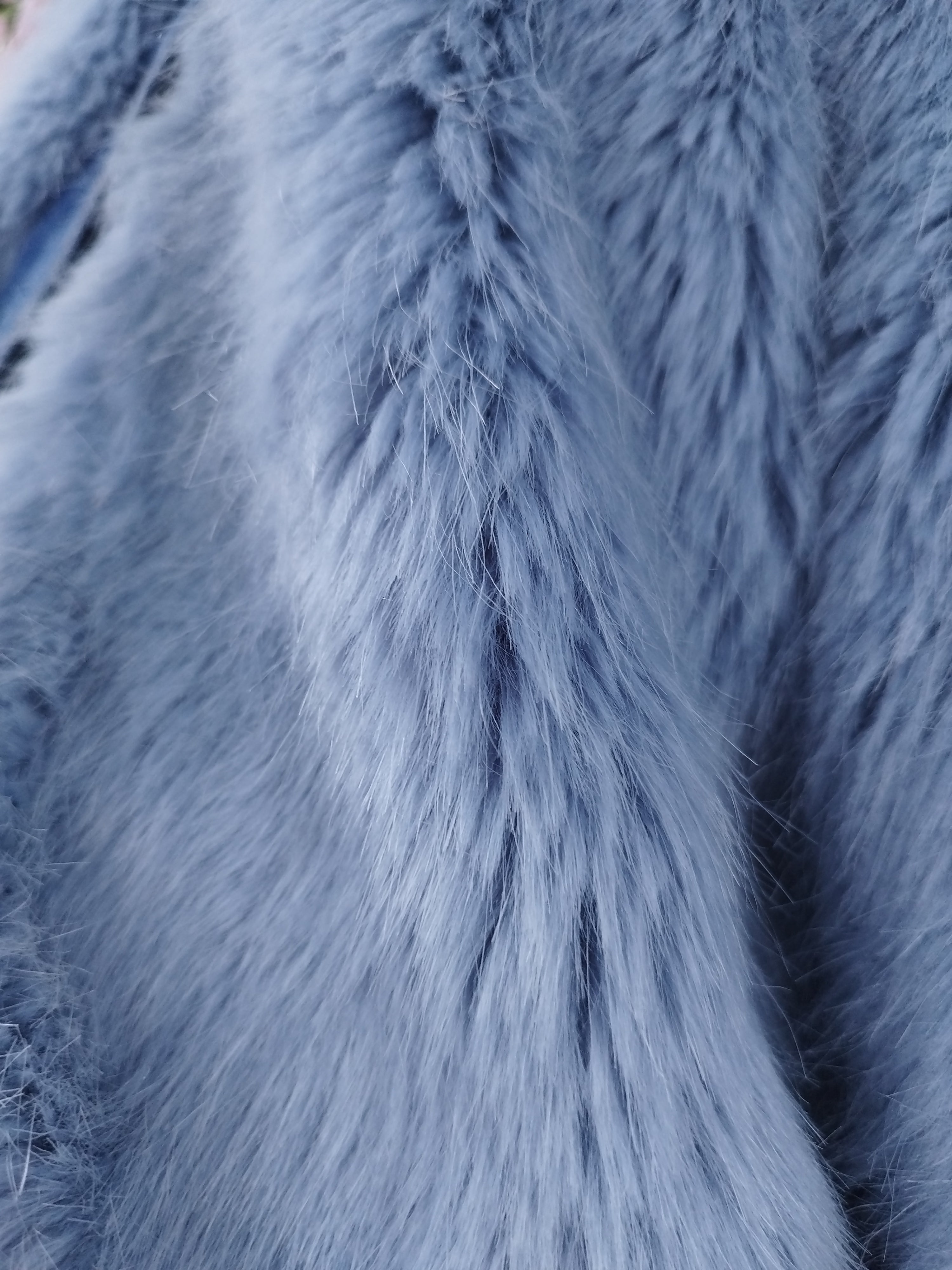 Vintage Jeansjacke aus den 2000er Jahren (Y2K) – Hellblaue Kunstpelzjacke im Streetstyle-Look – Upgrade für ein Basic-Outfit