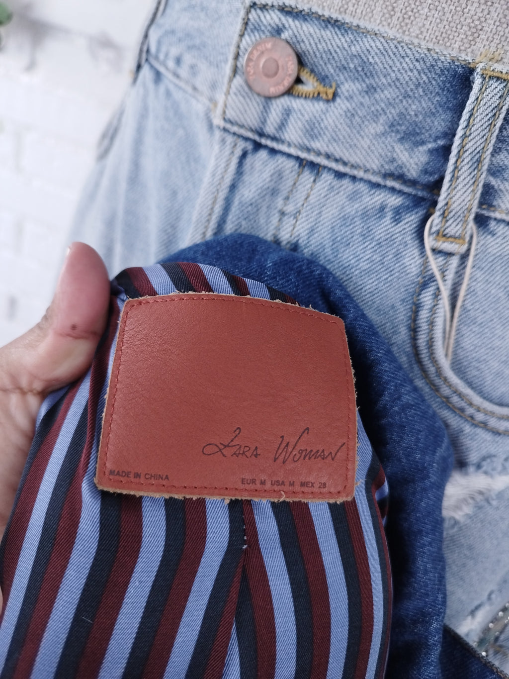 Vintage Jeansjacke aus den 2000er Jahren (Y2K) – Hellblaue Kunstpelzjacke im Streetstyle-Look – Upgrade für ein Basic-Outfit