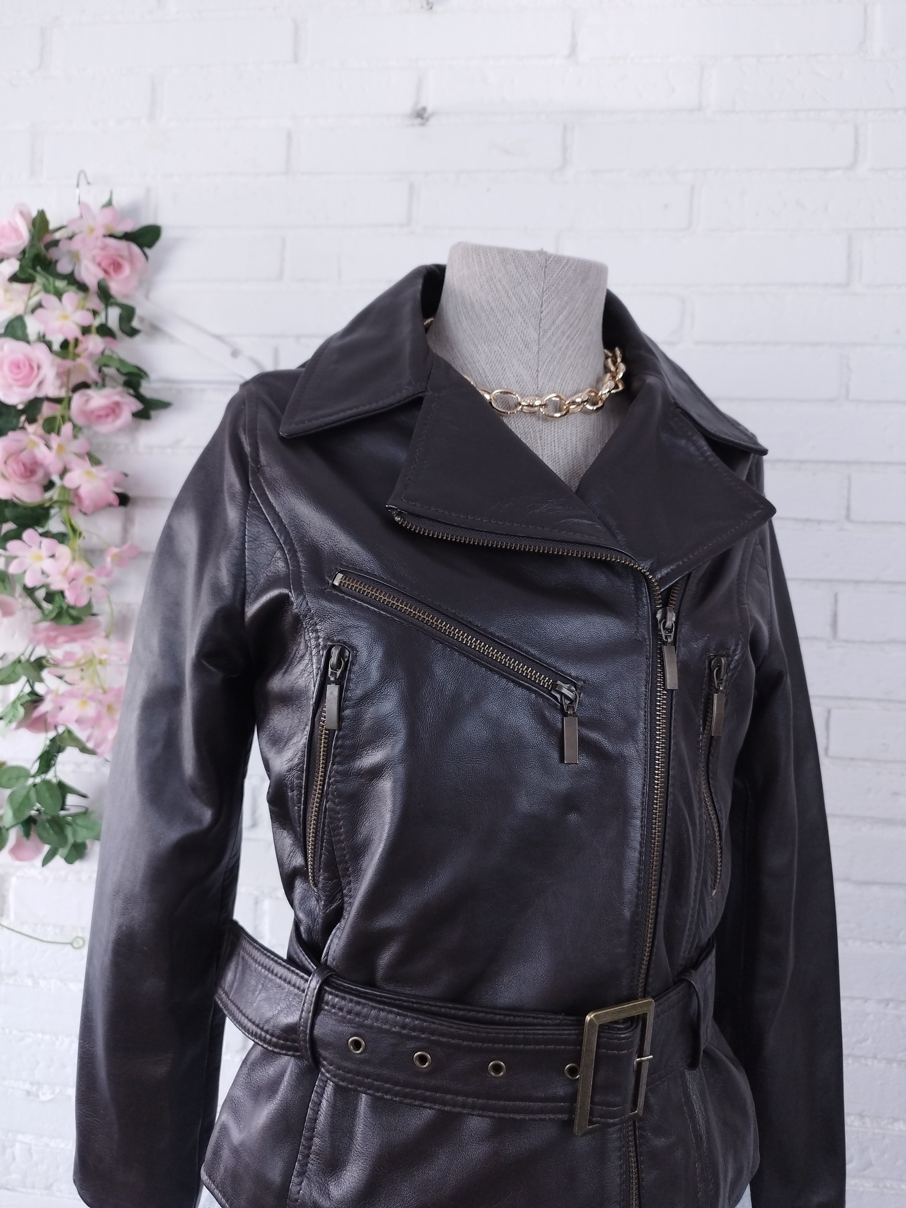 Vintage Lederjacke aus den 90ern – Brauner Biker-Streetstyle