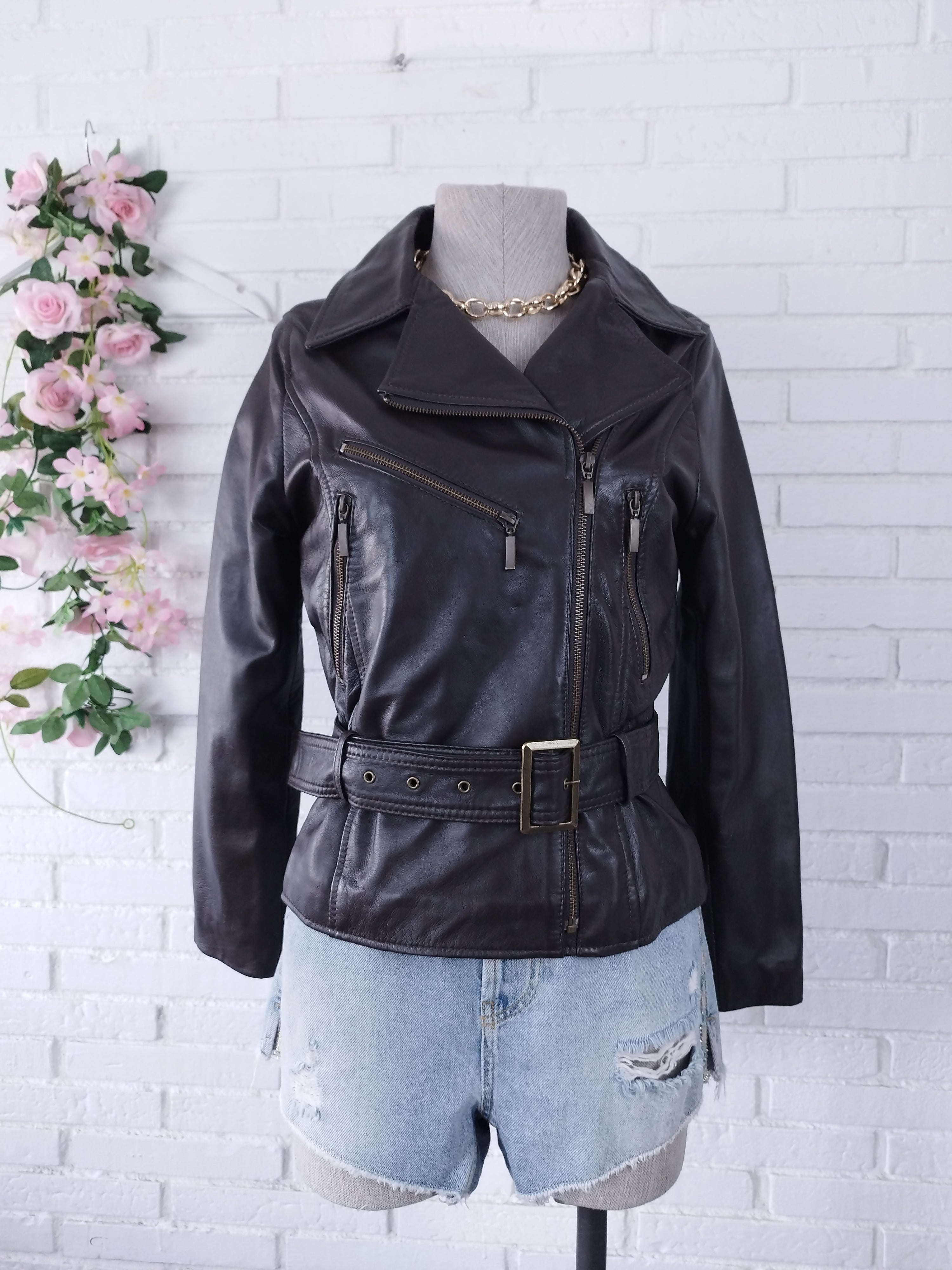 Vintage Lederjacke aus den 90ern – Brauner Biker-Streetstyle