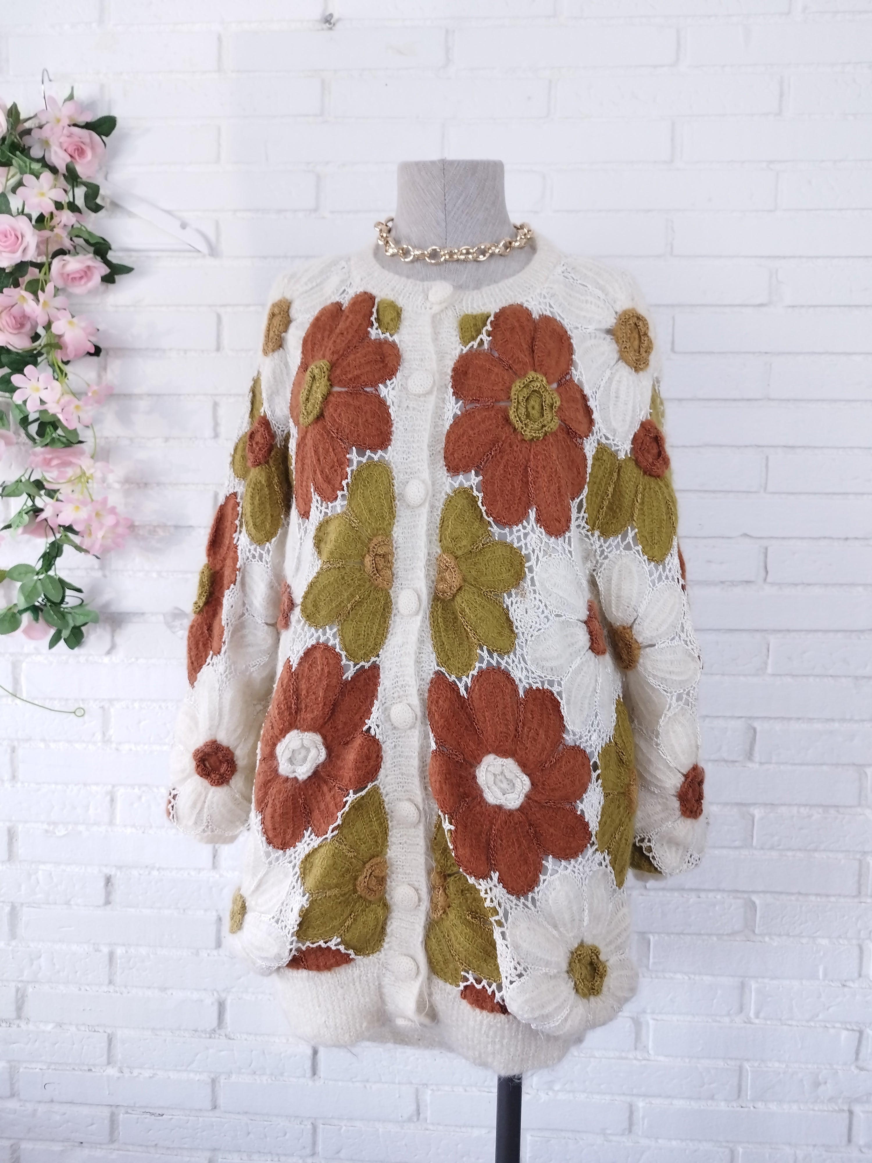 Vintage 90er-Jahre langer Cardigan – Handgefertigt, gehäkelt und gestrickt, Blumenmuster und Wolle