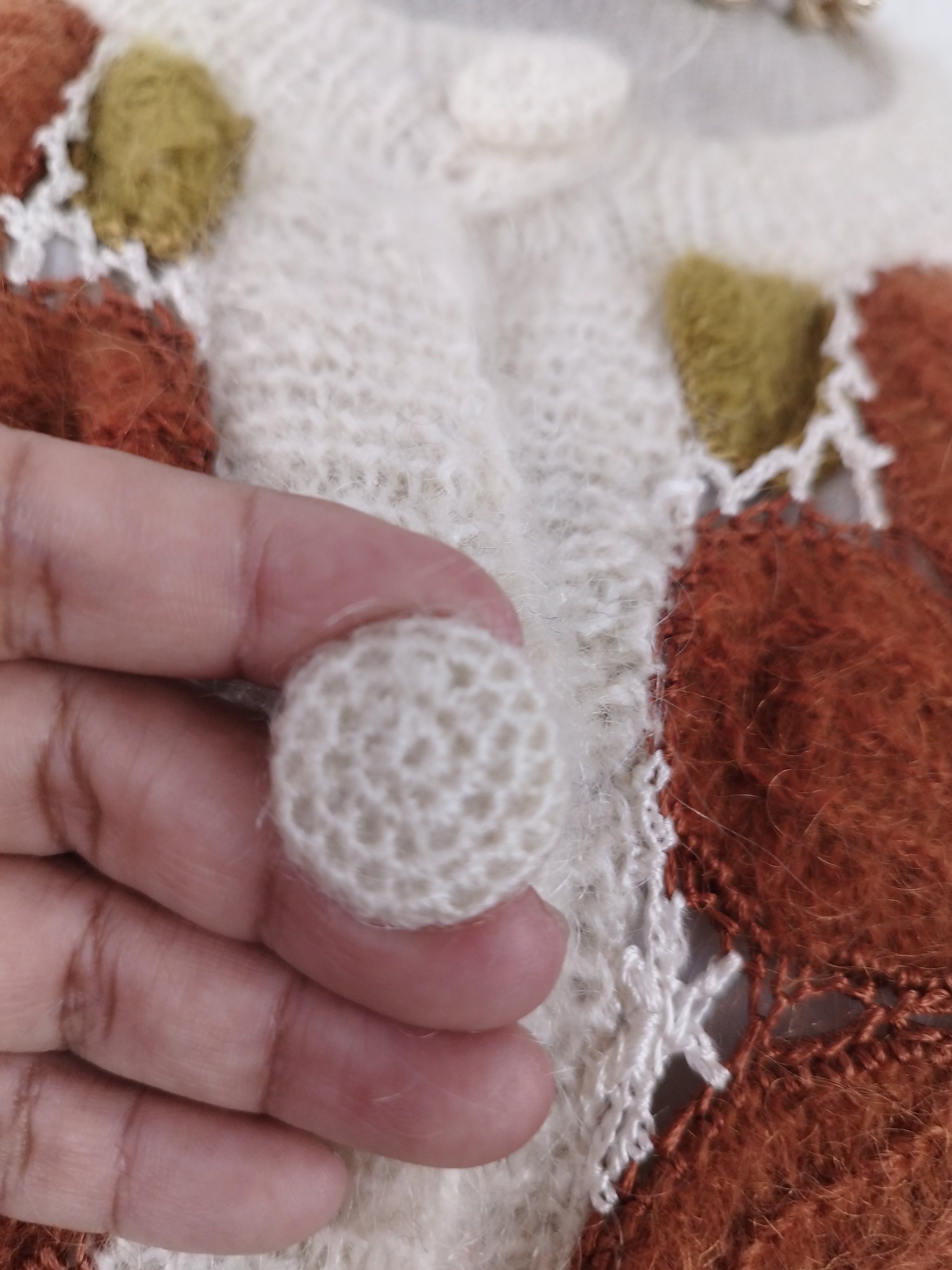 Vintage 90er-Jahre langer Cardigan – Handgefertigt, gehäkelt und gestrickt, Blumenmuster und Wolle