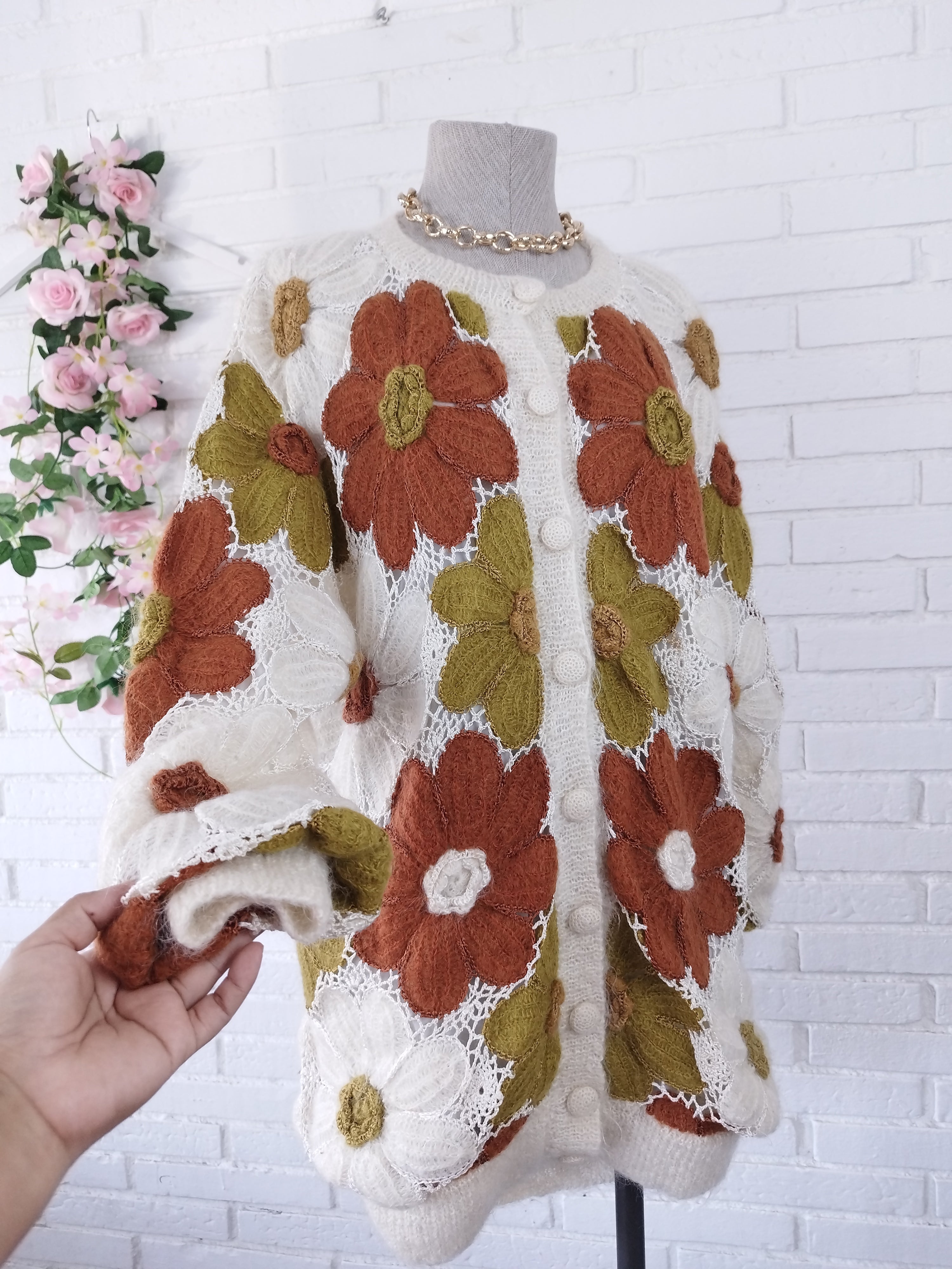Vintage 90er-Jahre langer Cardigan – Handgefertigt, gehäkelt und gestrickt, Blumenmuster und Wolle